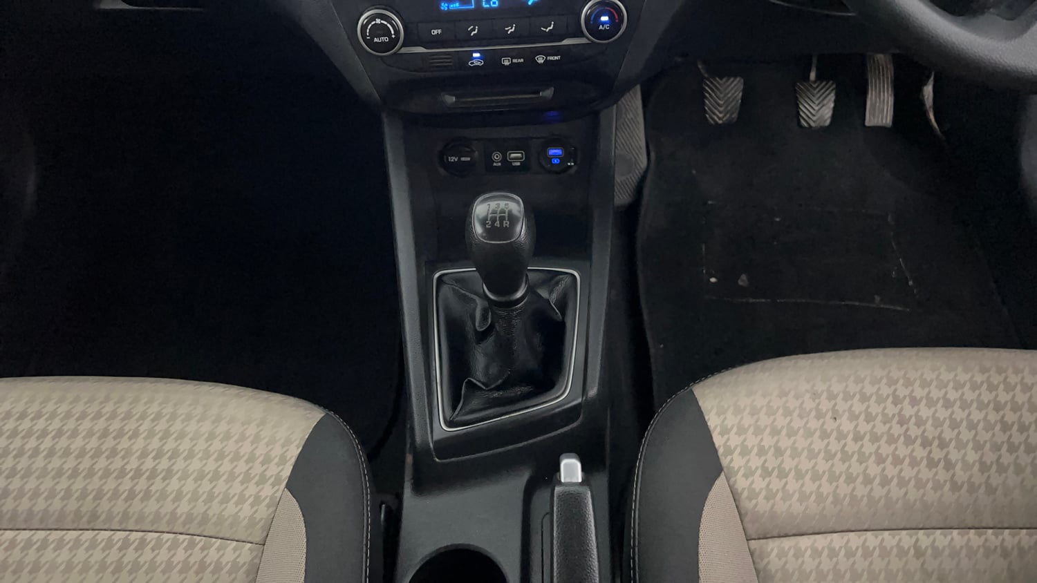 Used 2019 Hyundai Elite i20 Asta 1.2 Petrol Manual interior GEAR  KNOB VIEW