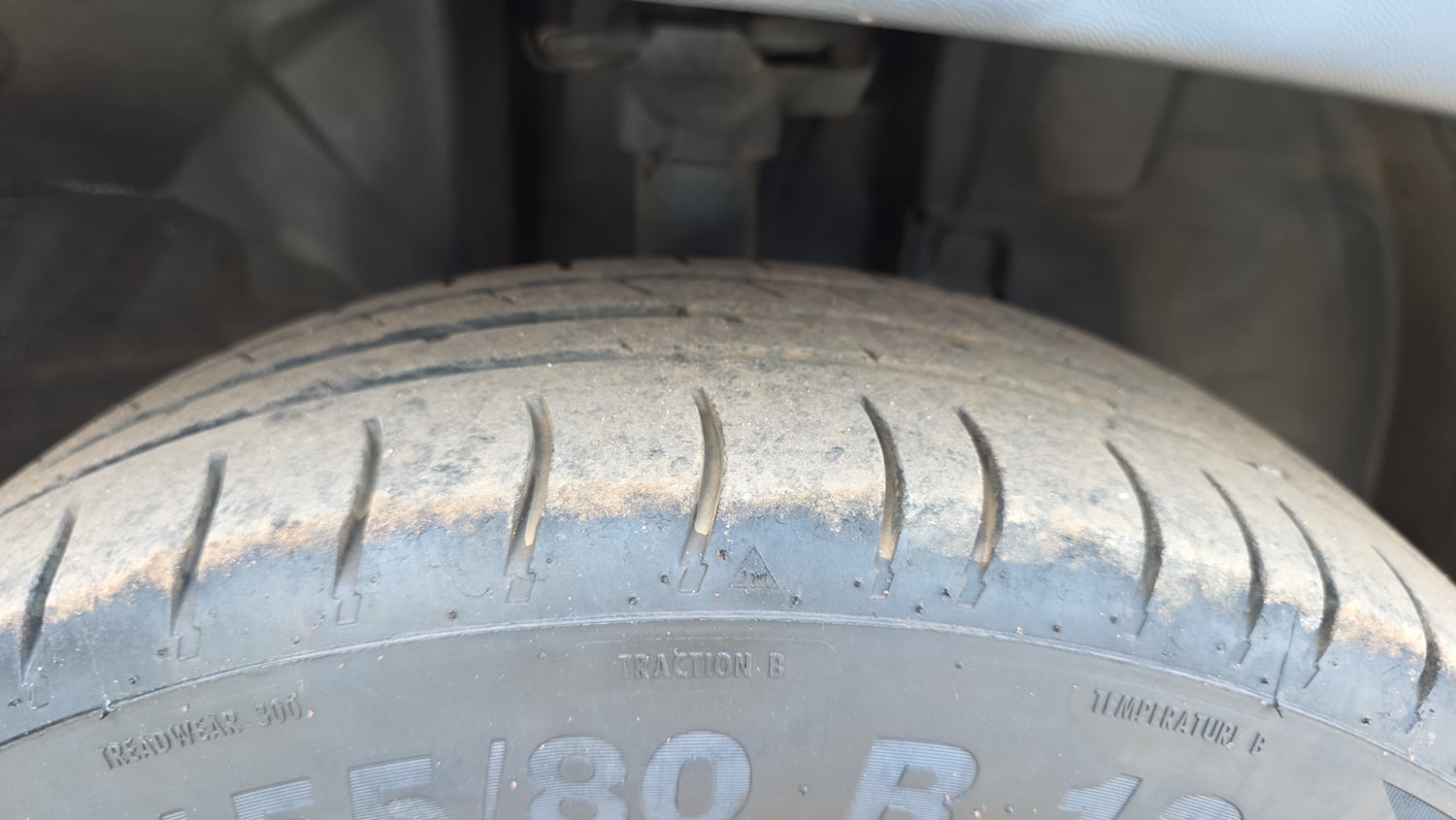 Used 2017 Renault Kwid 1.0 RXT Opt Petrol Manual tyres RIGHT FRONT TYRE TREAD VIEW