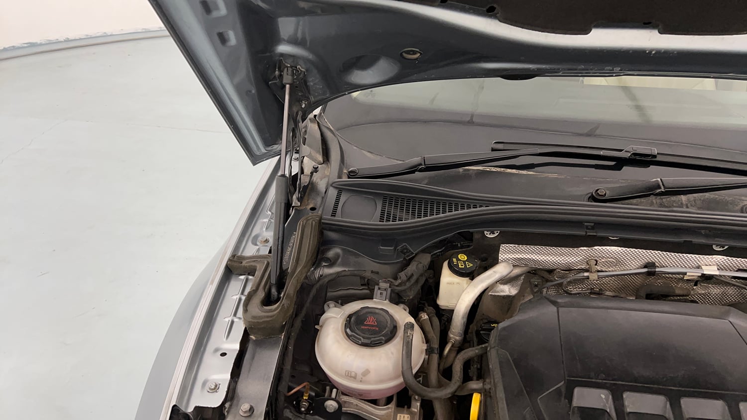 Used 2021 Skoda Superb L&K AT Petrol Automatic engine ENGINE RIGHT SIDE HINGE & APRON VIEW