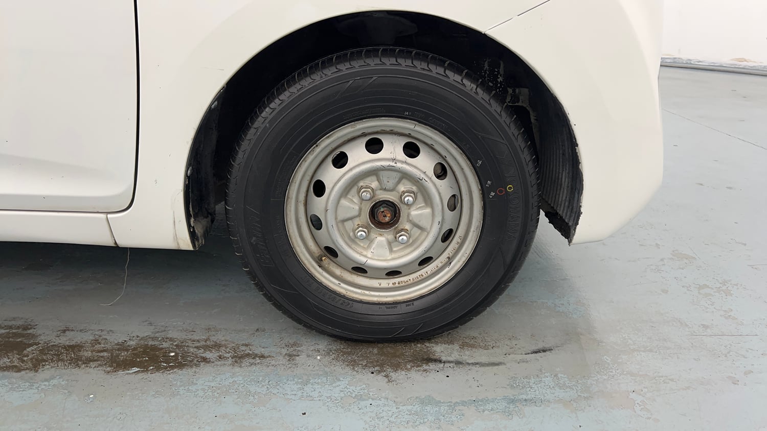 Used 2018 Hyundai Eon Era + AirBag Petrol Manual tyres RIGHT FRONT TYRE RIM VIEW