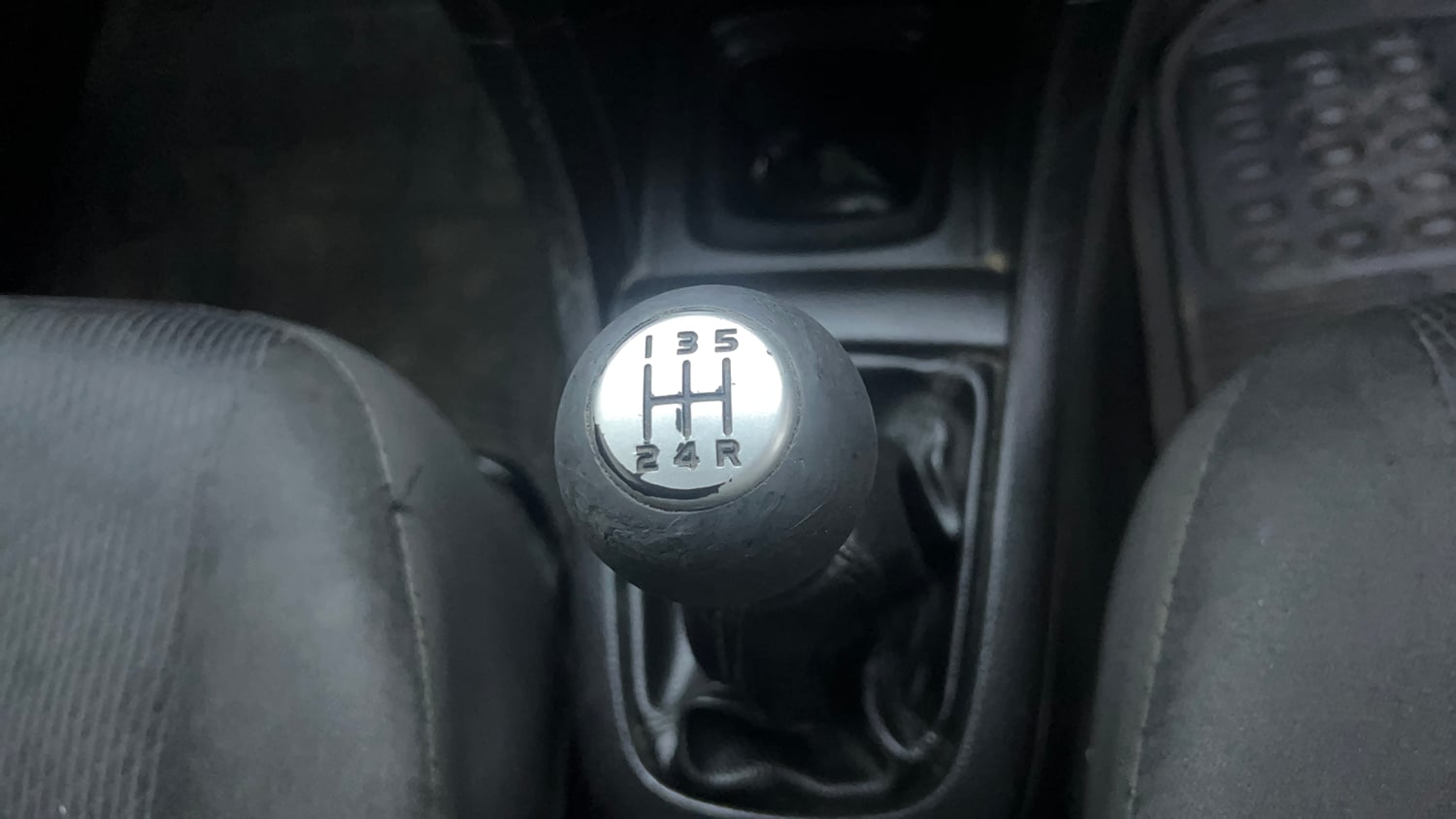 Used 2015 Maruti Suzuki Swift ZXi Petrol Manual interior GEAR  KNOB VIEW