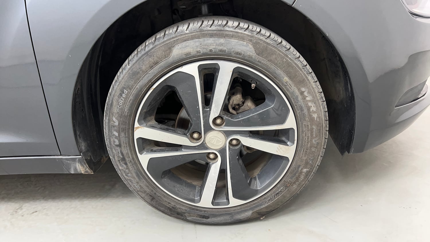 Used 2021 Tata Altroz XZ Petrol Petrol Manual tyres RIGHT FRONT TYRE RIM VIEW