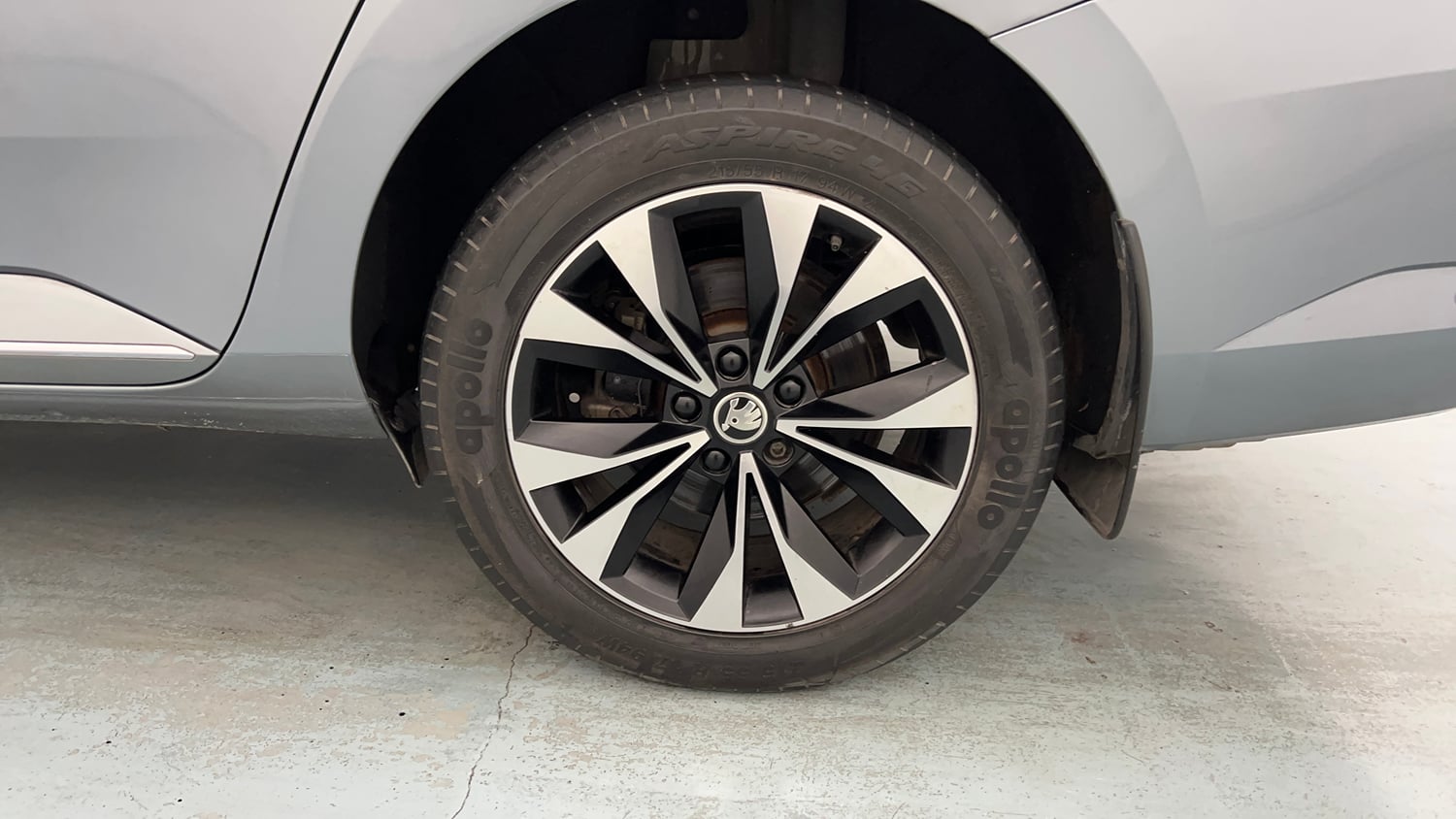 Used 2021 Skoda Superb L&K AT Petrol Automatic tyres LEFT REAR TYRE RIM VIEW