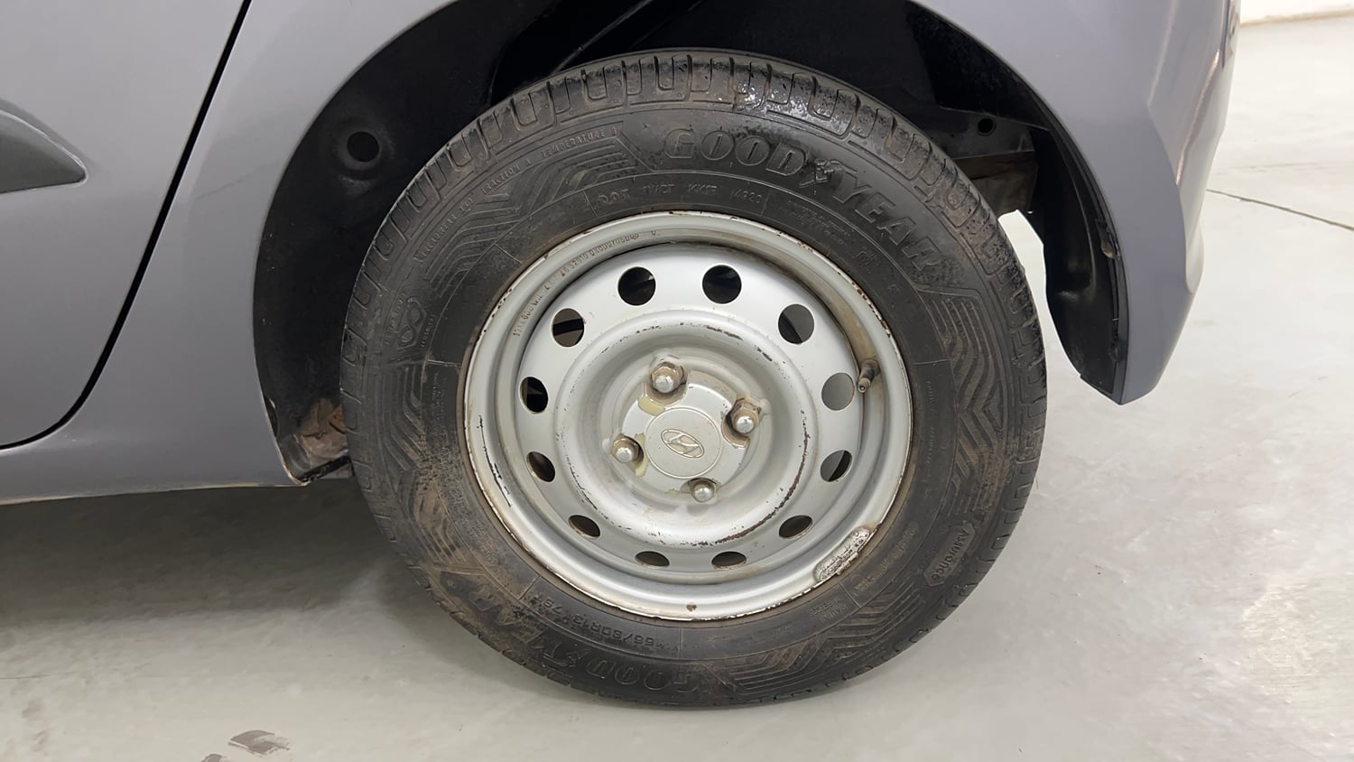 Used 2015 Hyundai i10 Magna 1.1 iRDE2 Petrol Manual tyres LEFT REAR TYRE RIM VIEW