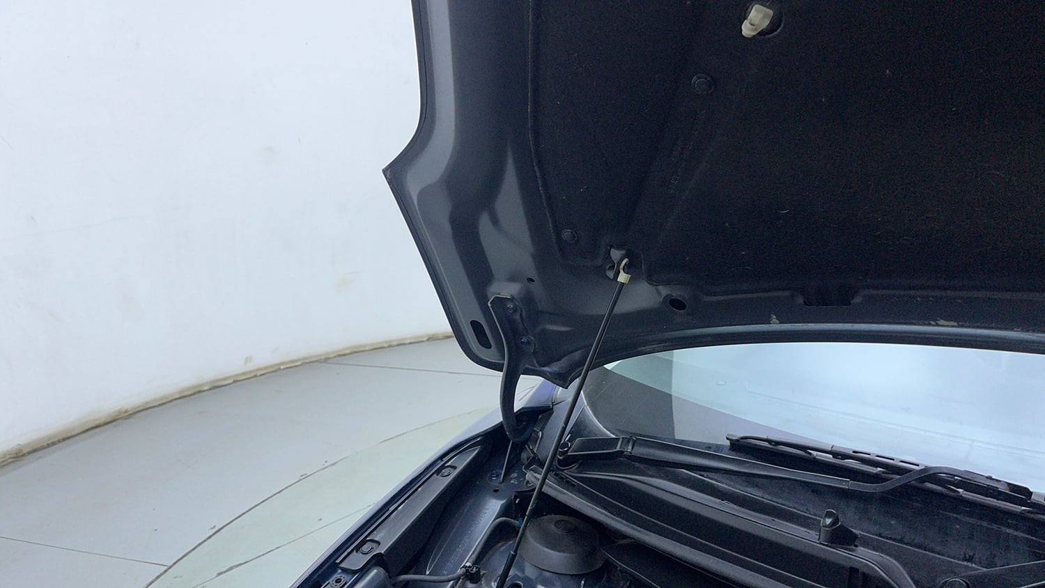 Used 2021 Maruti Suzuki Baleno Zeta Petrol Manual engine ENGINE RIGHT SIDE HINGE & APRON VIEW