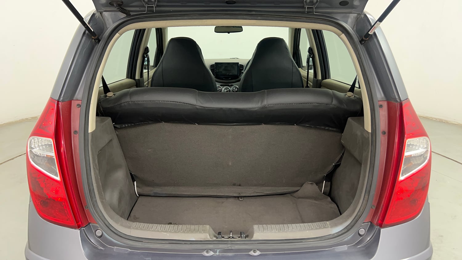 Used 2015 Hyundai i10 Magna 1.1 iRDE2 Petrol Manual interior DICKY INSIDE VIEW