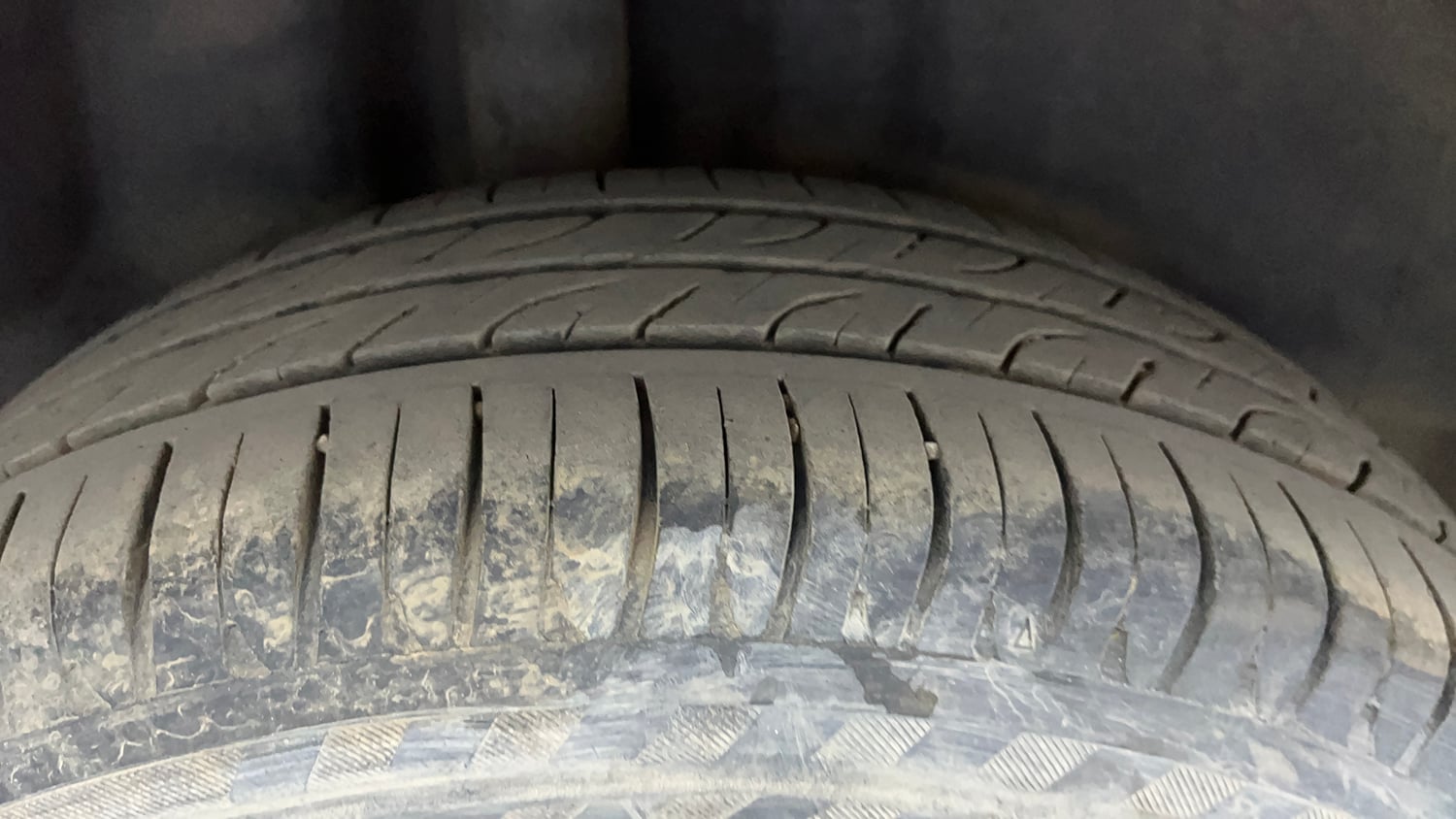 Used 2016 Volkswagen Polo Comfortline 1.2L (P) Petrol Manual tyres RIGHT REAR TYRE TREAD VIEW