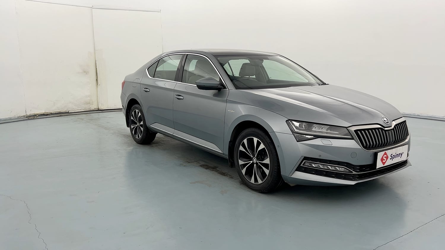Used 2021 Skoda Superb L&K AT Petrol Automatic exterior RIGHT FRONT CORNER VIEW