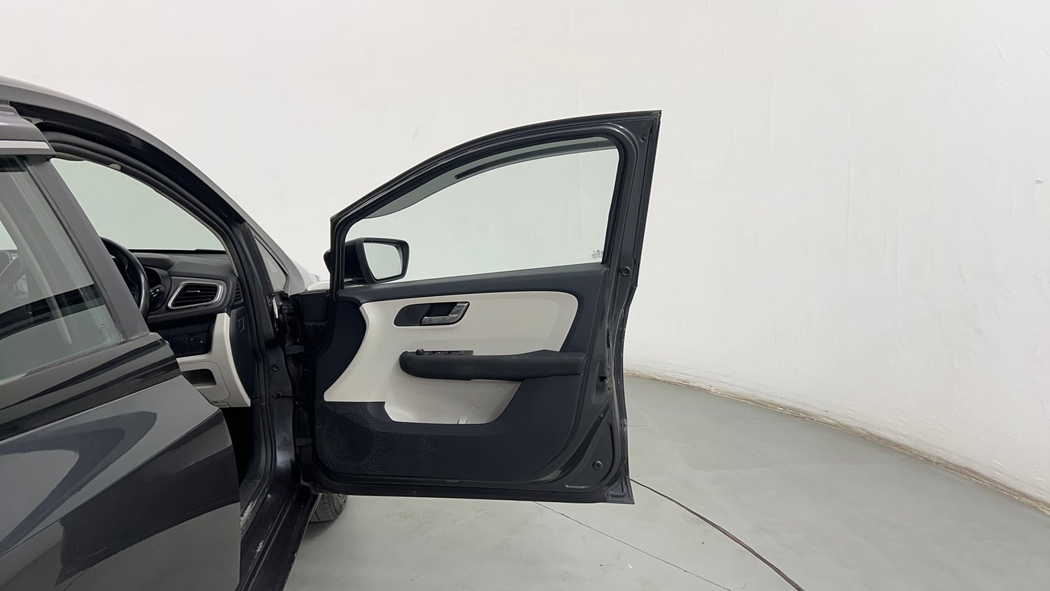 Used 2021 Tata Altroz XZ Petrol Petrol Manual interior RIGHT FRONT DOOR OPEN VIEW