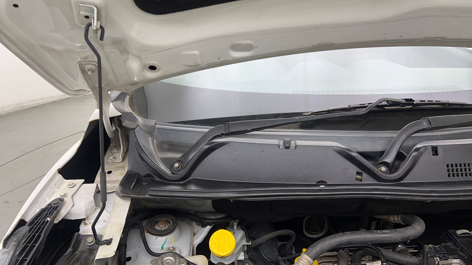 Used 2021 Nissan Magnite XL Petrol Manual engine ENGINE RIGHT SIDE HINGE & APRON VIEW