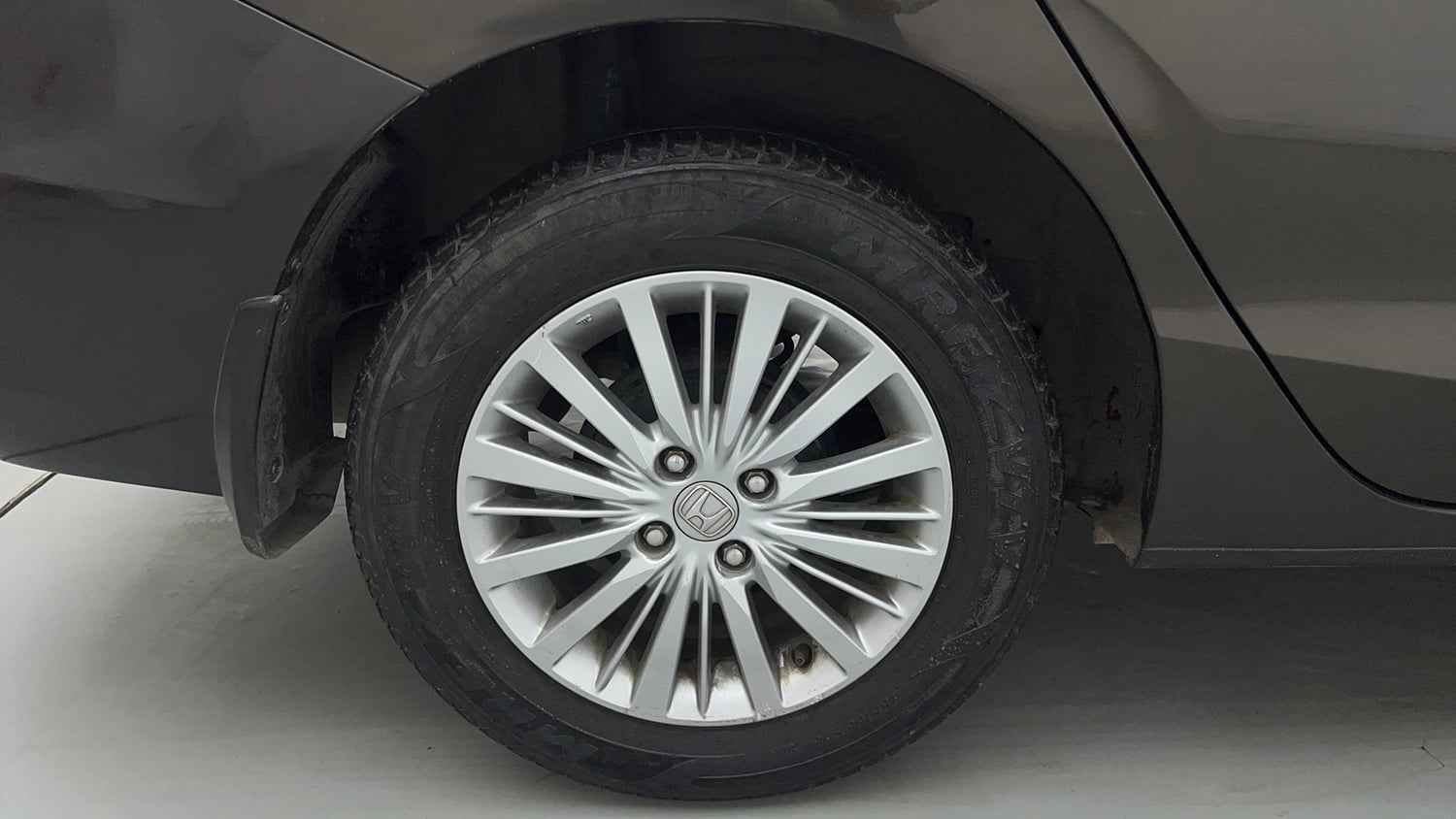 Used 2021 Honda City V Petrol Petrol Manual tyres RIGHT REAR TYRE RIM VIEW