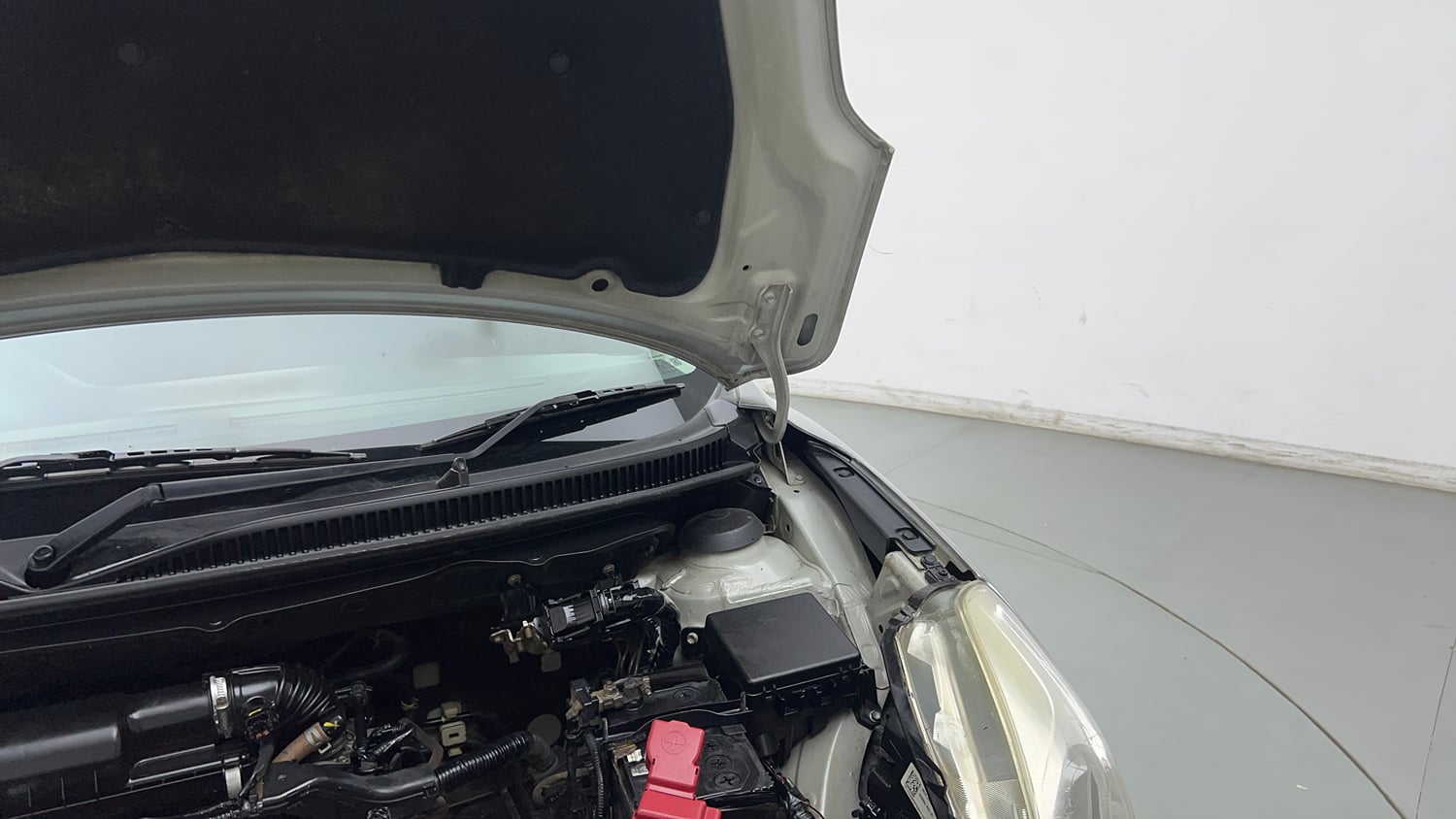 Used 2019 Maruti Suzuki Baleno Delta 1.2 Petrol Manual engine ENGINE LEFT SIDE HINGE & APRON VIEW