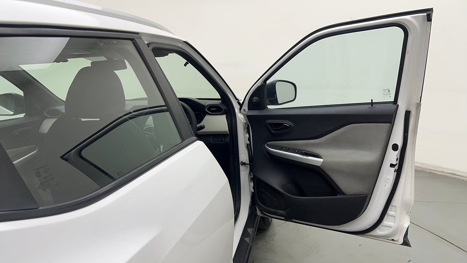 Used 2021 Nissan Magnite XE Petrol Manual interior RIGHT FRONT DOOR OPEN VIEW