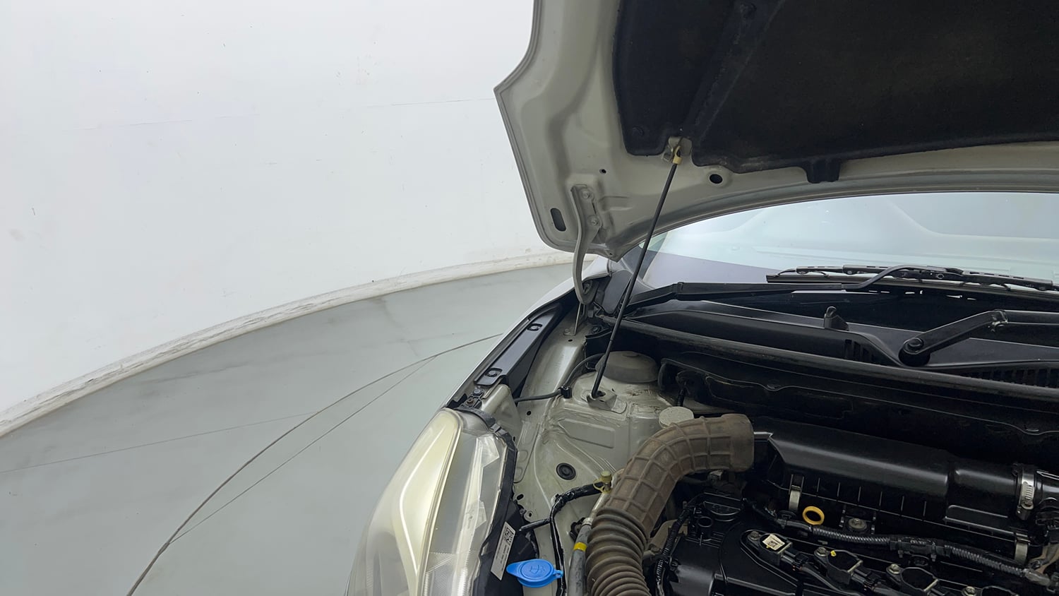 Used 2018 Maruti Suzuki Baleno Delta 1.2 Petrol Manual engine ENGINE RIGHT SIDE HINGE & APRON VIEW