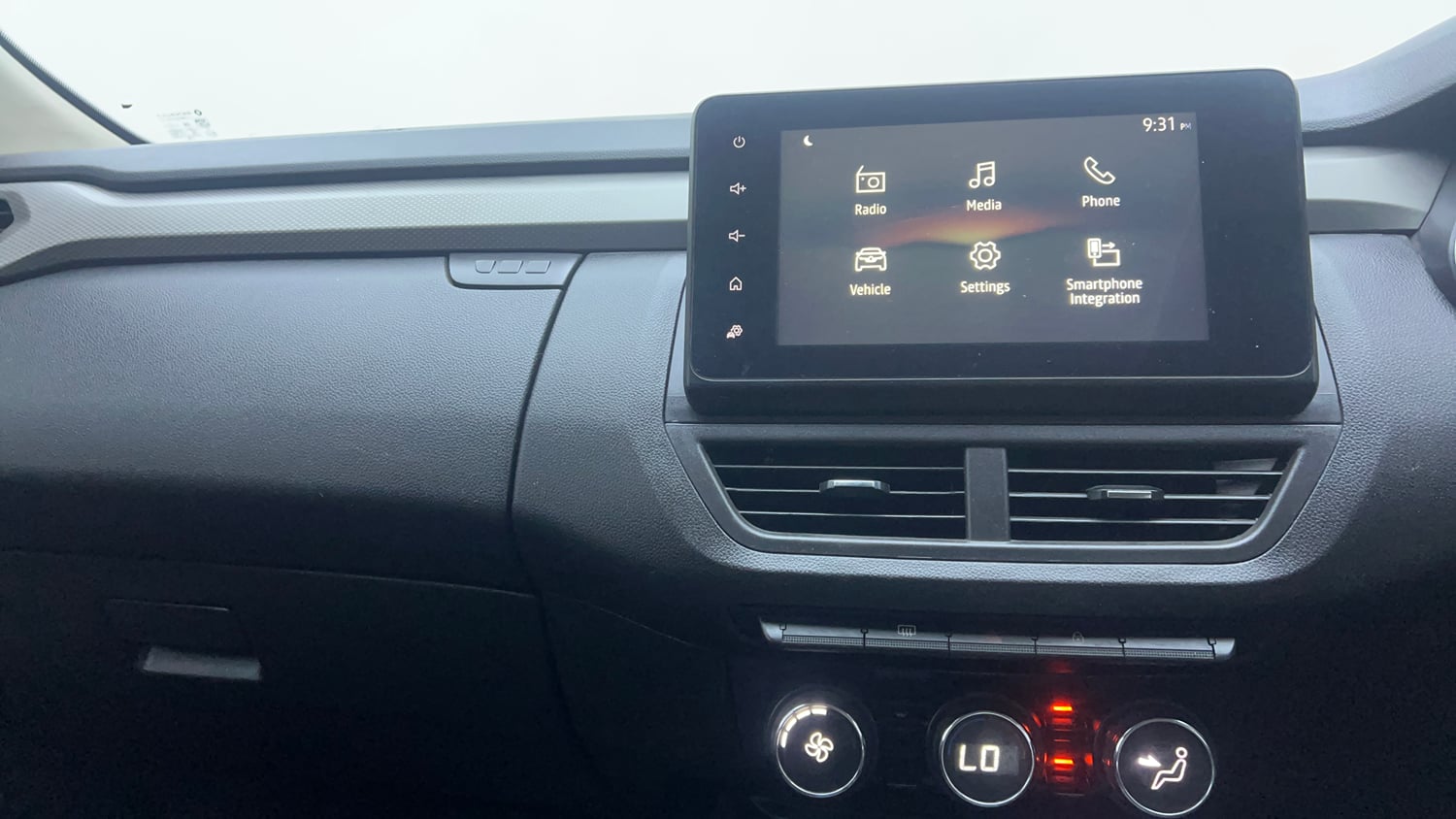 Used 2022 Renault Kiger RXZ AMT Petrol Automatic interior MUSIC SYSTEM & AC CONTROL VIEW