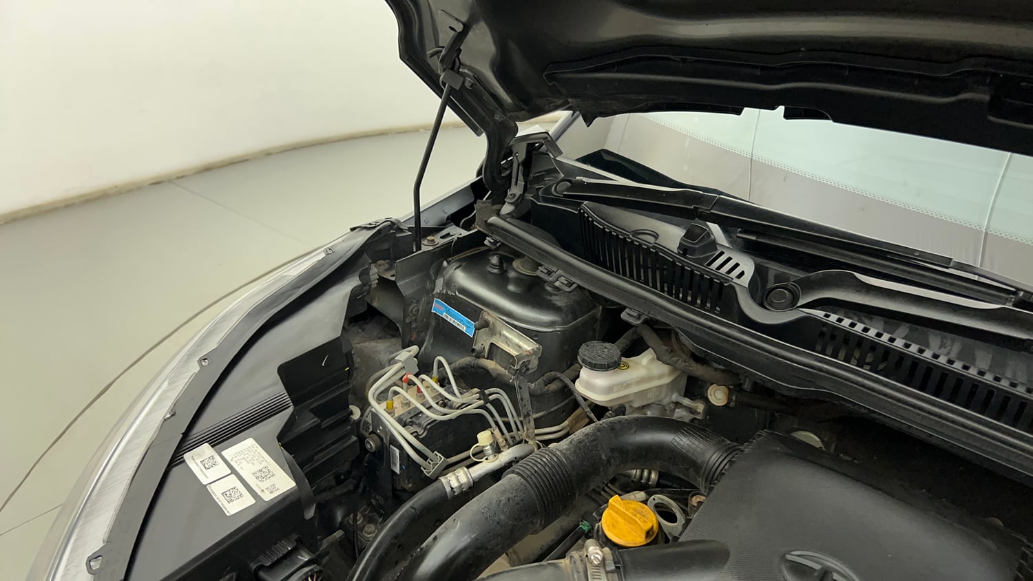 Used 2022 Tata Nexon XZA Plus (Premium) Petrol Automatic engine ENGINE RIGHT SIDE HINGE & APRON VIEW