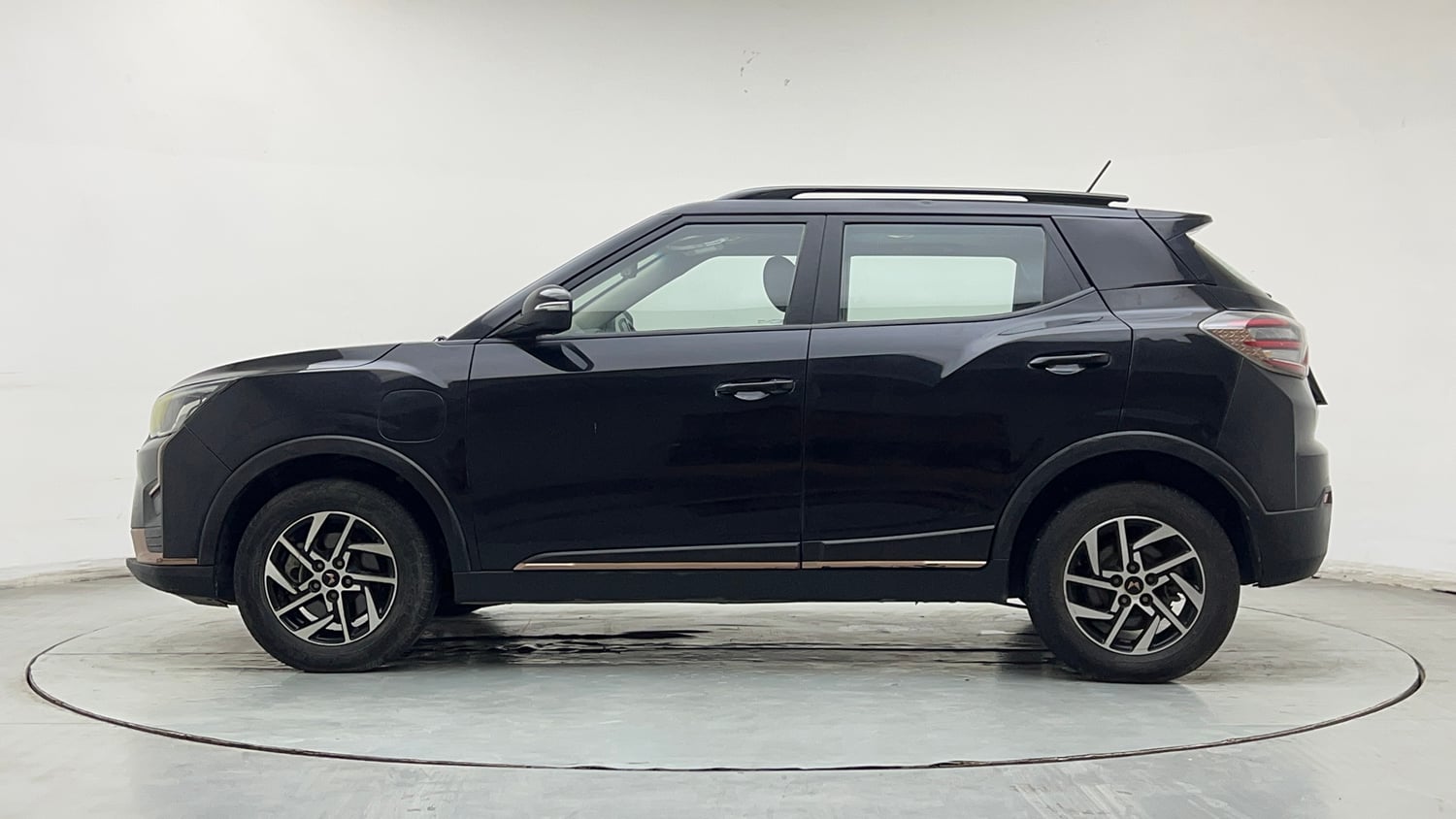 Used 2023 Mahindra XUV400 EL 5S Electric Automatic exterior LEFT SIDE VIEW