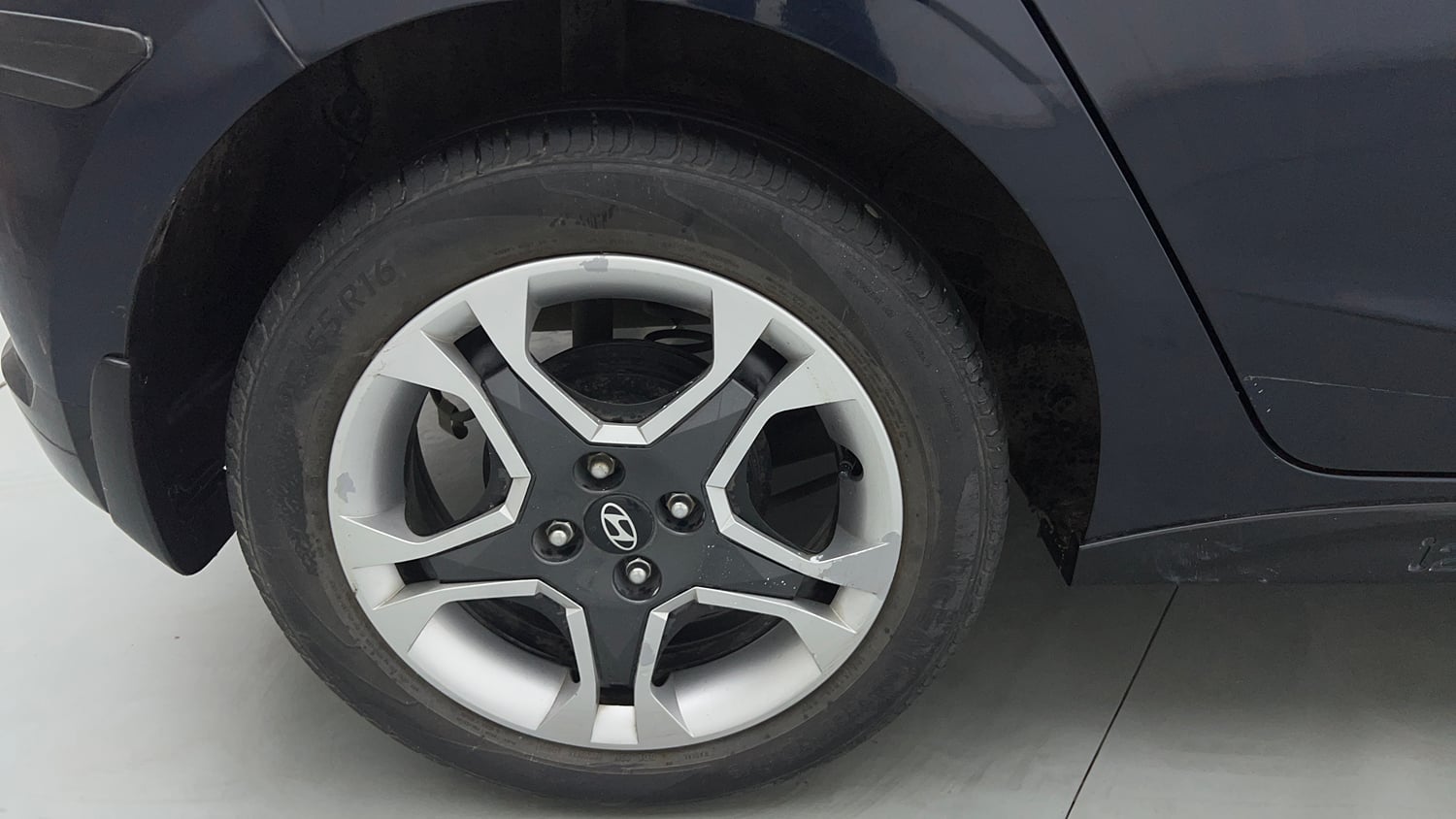 Used 2023 Hyundai New i20 Sportz 1.2 MT Petrol Manual tyres RIGHT REAR TYRE RIM VIEW