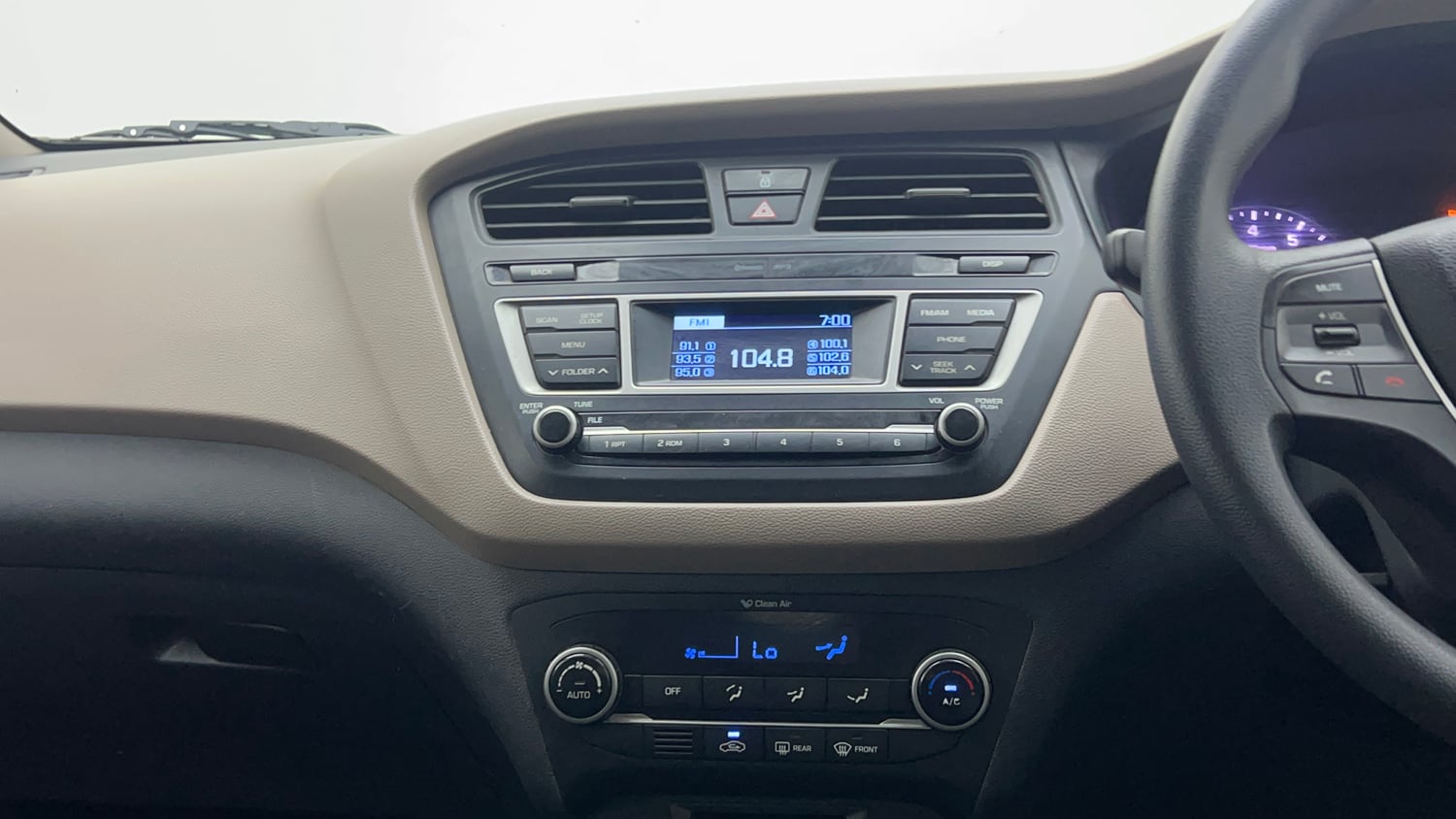 Used 2016 Hyundai Elite i20 Sportz 1.2 Petrol Manual top_features Integrated (in-dash) music system