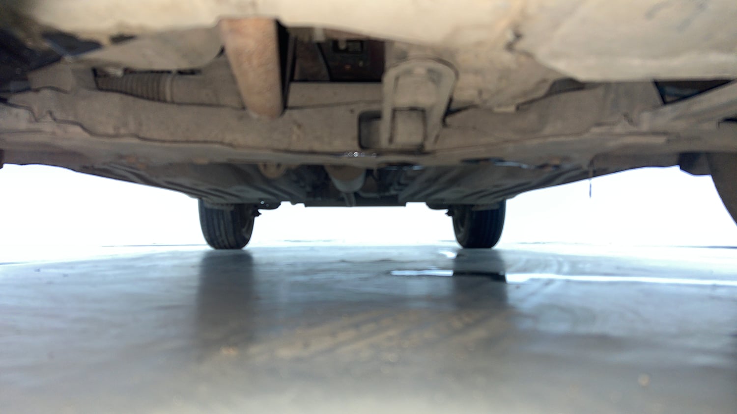 Used 2022 Maruti Suzuki Brezza Vxi AT Petrol Automatic extra FRONT LEFT UNDERBODY VIEW