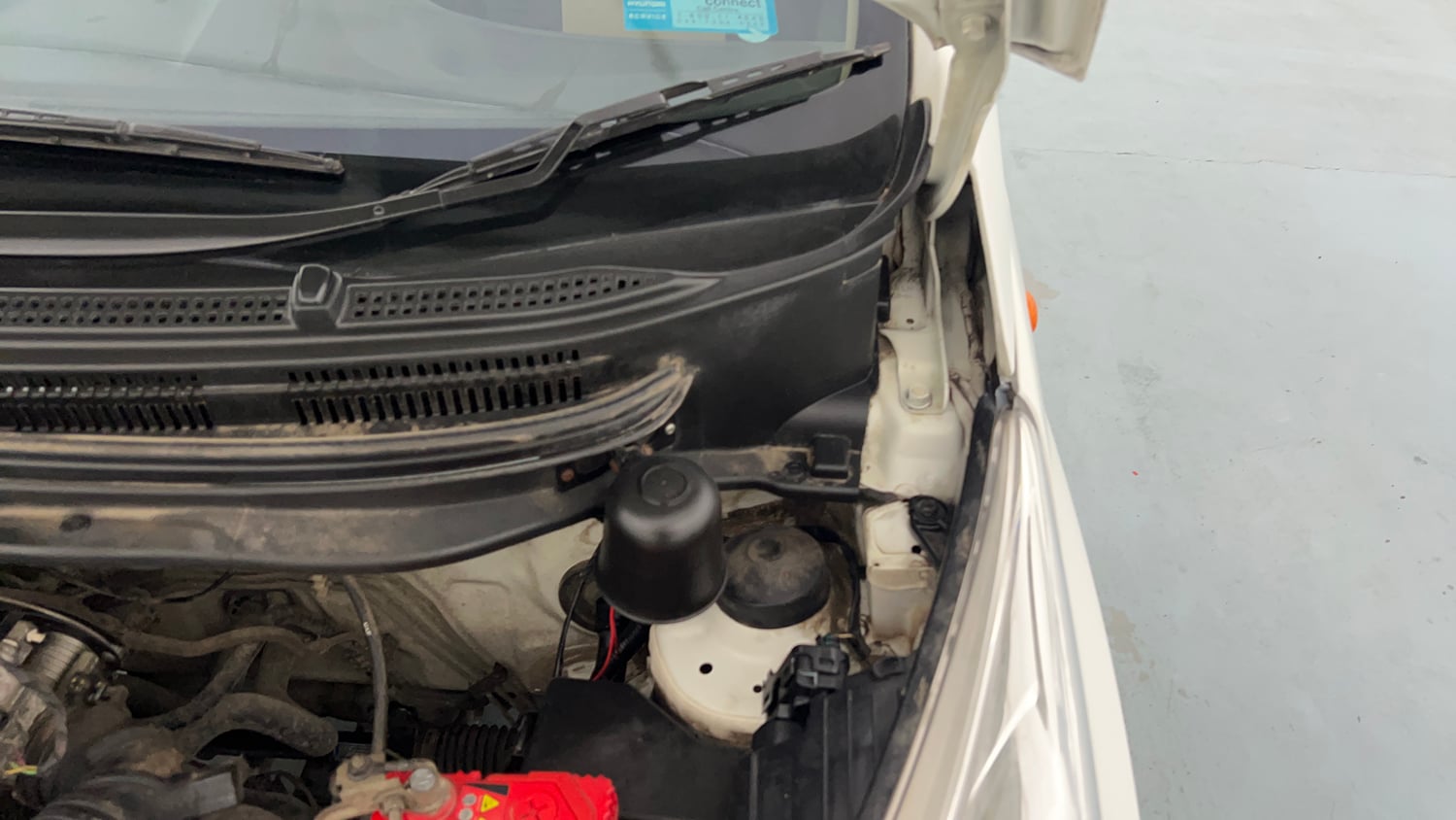 Used 2018 Hyundai Eon Era + AirBag Petrol Manual engine ENGINE LEFT SIDE HINGE & APRON VIEW