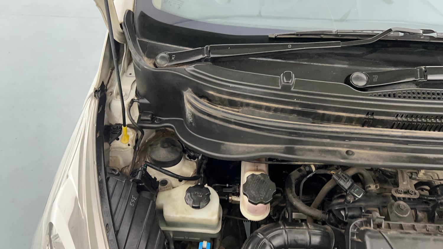 Used 2018 Hyundai Eon Era + AirBag Petrol Manual engine ENGINE RIGHT SIDE HINGE & APRON VIEW