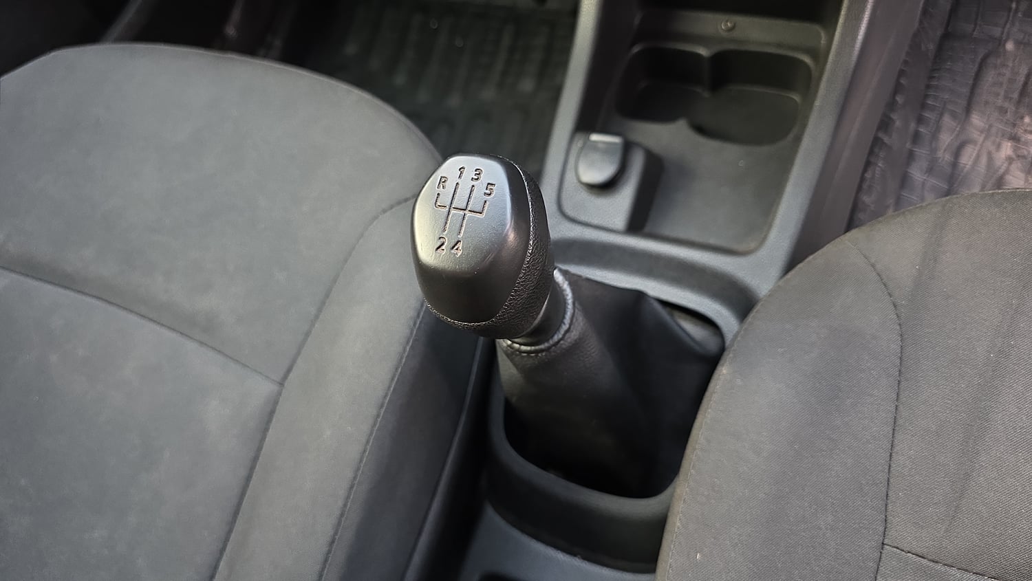 Used 2017 Renault Kwid 1.0 RXT Opt Petrol Manual interior GEAR  KNOB VIEW