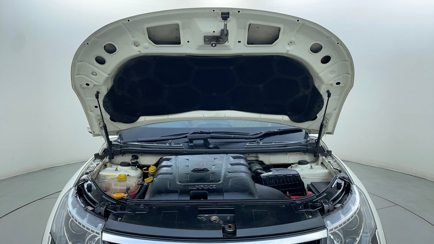 Used 2019 Mahindra XUV500 W11 Diesel Manual engine ENGINE & BONNET OPEN FRONT VIEW