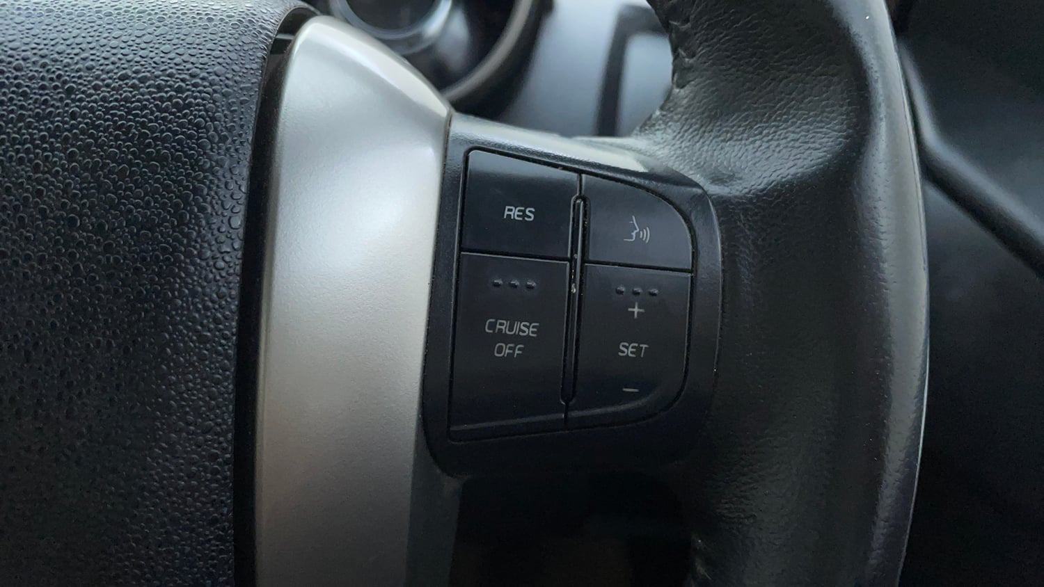 Used 2019 Mahindra XUV500 W11 Diesel Manual top_features Cruise control