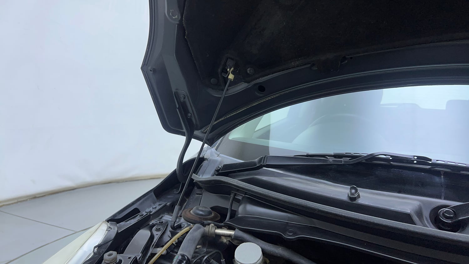 Used 2015 Maruti Suzuki Swift ZXi Petrol Manual engine ENGINE RIGHT SIDE HINGE & APRON VIEW