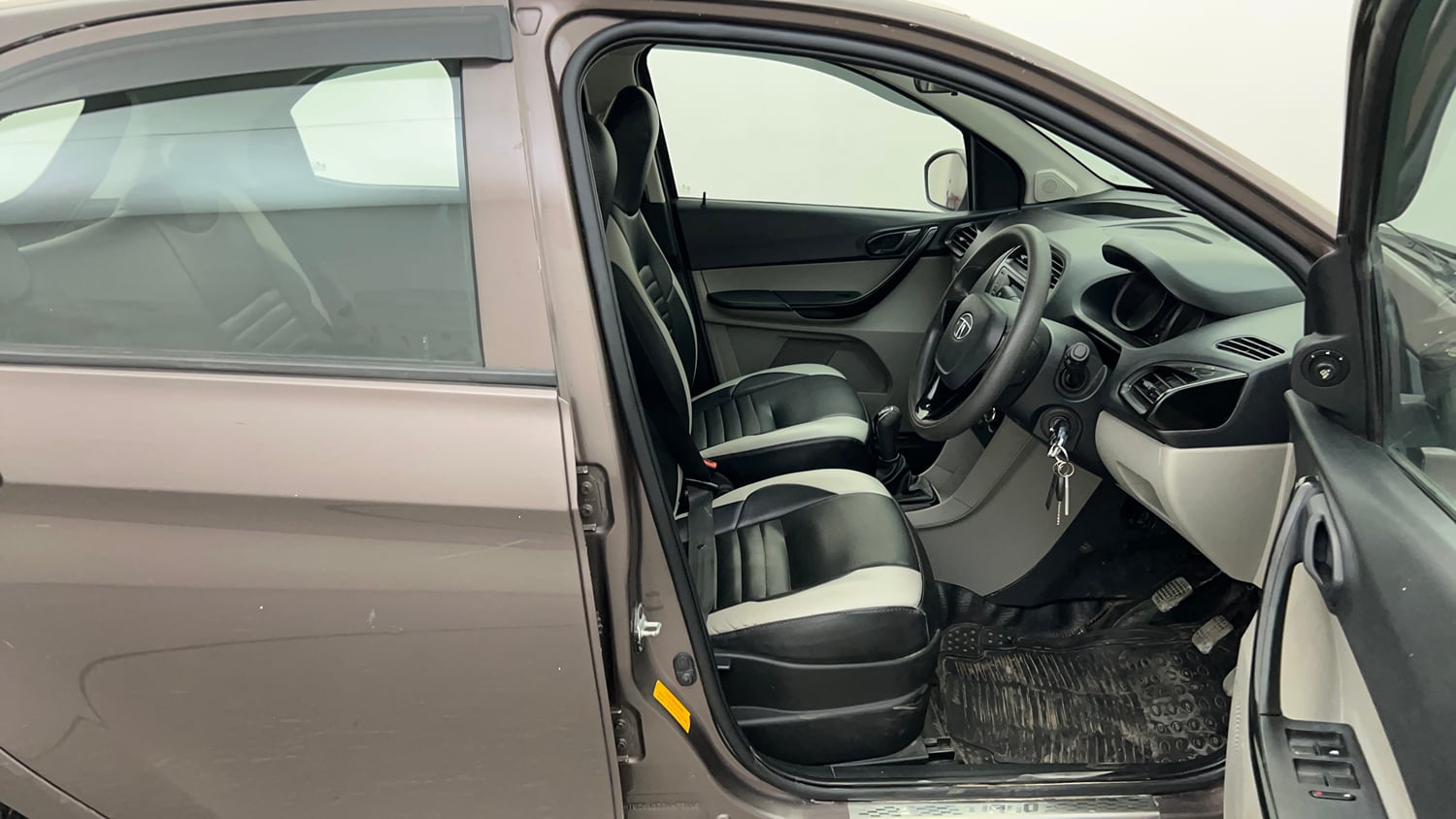 Used 2018 Tata Tiago Revotorq XT Diesel Manual interior RIGHT SIDE FRONT DOOR CABIN VIEW