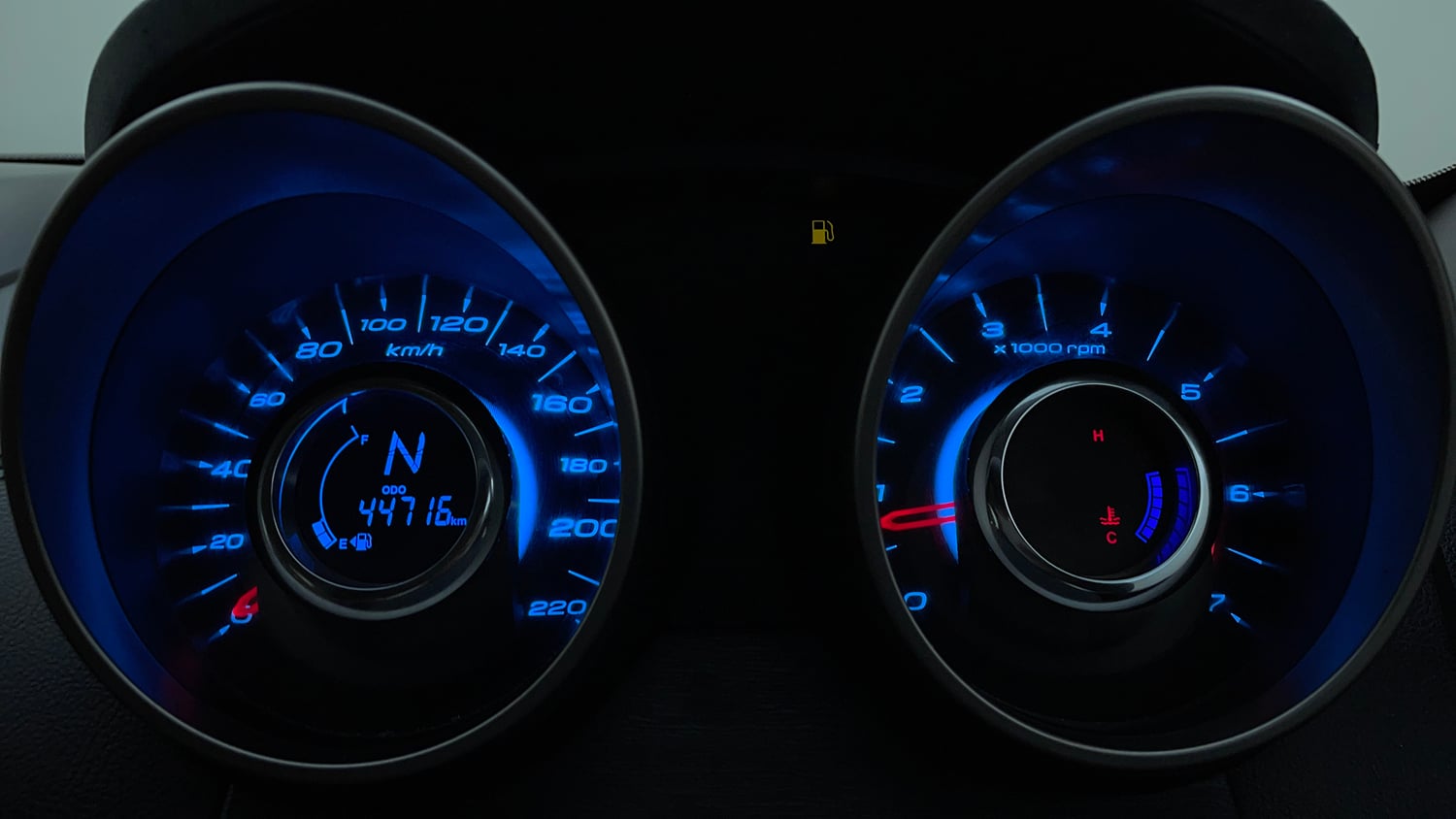 Used 2019 Mahindra XUV500 W11 Diesel Manual interior CLUSTERMETER VIEW