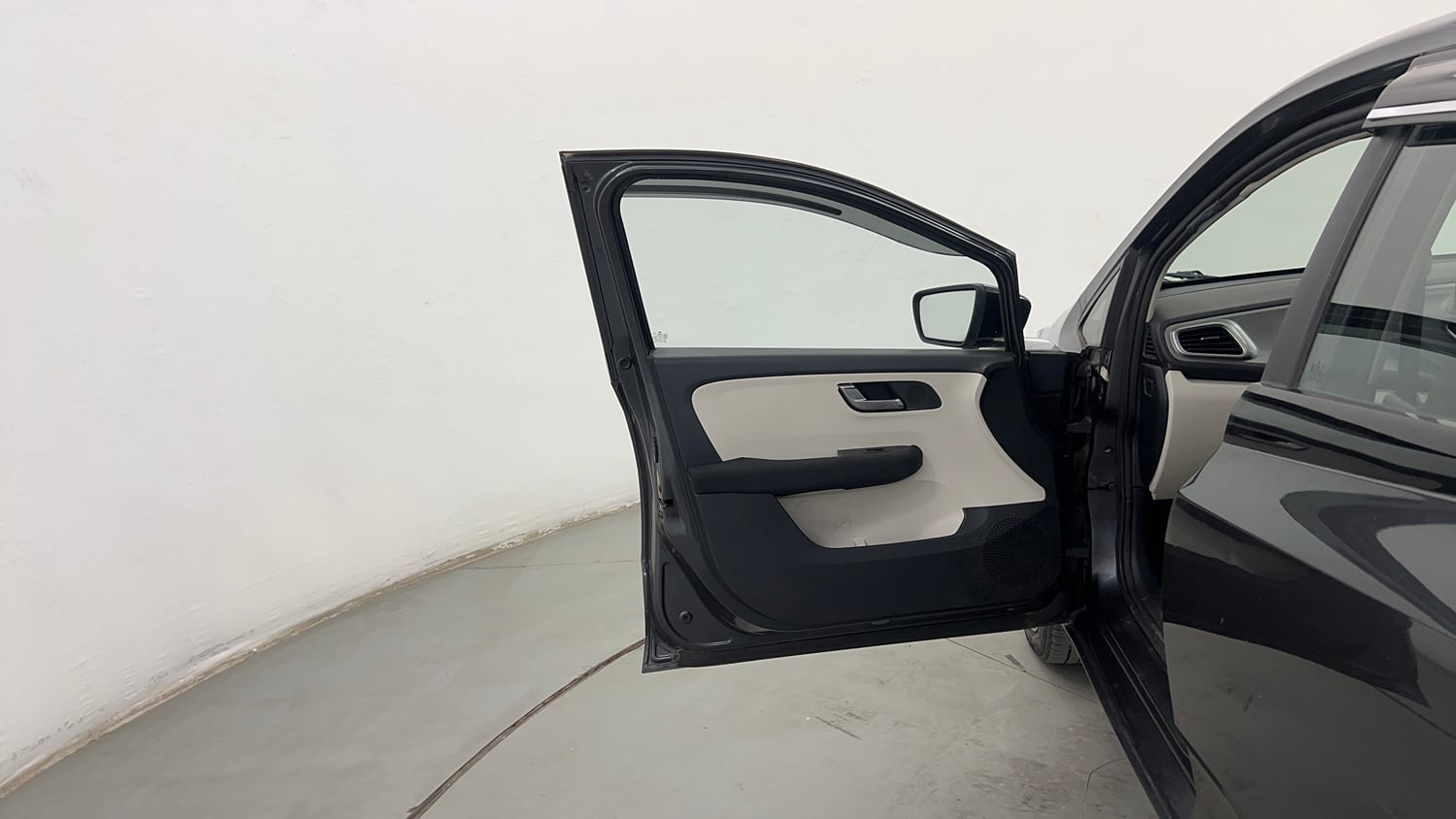 Used 2021 Tata Altroz XZ Petrol Petrol Manual interior LEFT FRONT DOOR OPEN VIEW