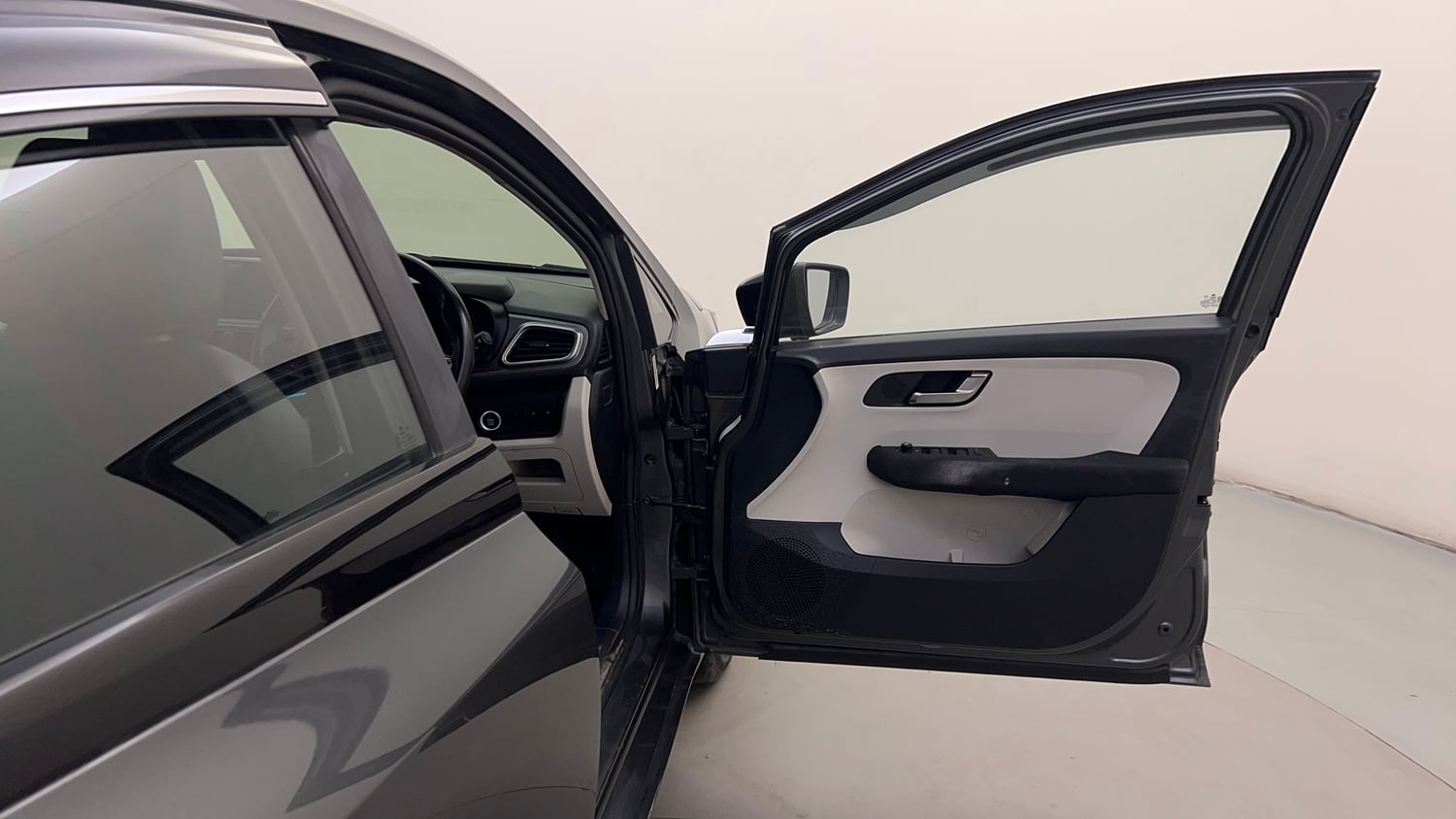 Used 2022 Tata Altroz XZ Plus Diesel Diesel Manual interior RIGHT FRONT DOOR OPEN VIEW