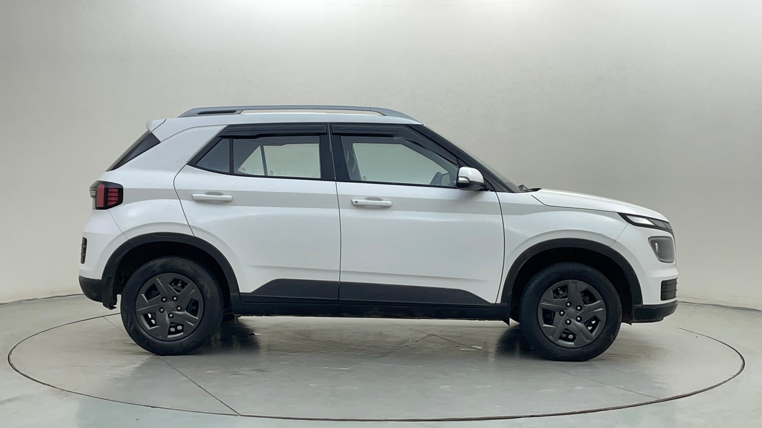Used 2024 Hyundai Venue S (O) Plus 1.2 Petrol Petrol Manual exterior RIGHT SIDE VIEW