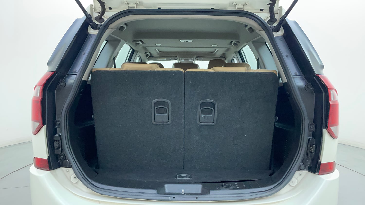 Used 2019 Mahindra XUV500 W11 Diesel Manual interior DICKY INSIDE VIEW