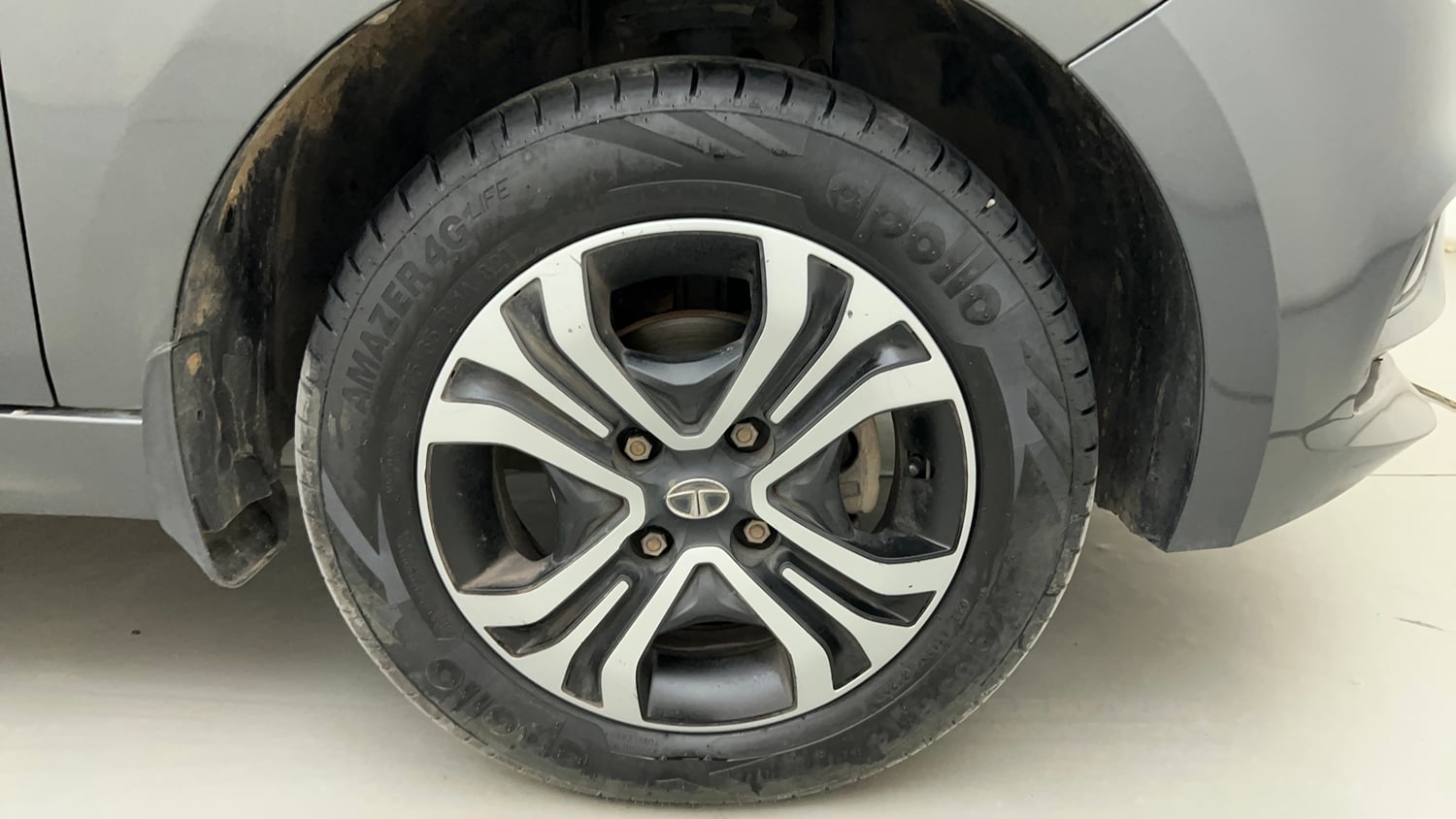 Used 2023 Tata Tiago XT CNG Cng Manual tyres RIGHT FRONT TYRE RIM VIEW