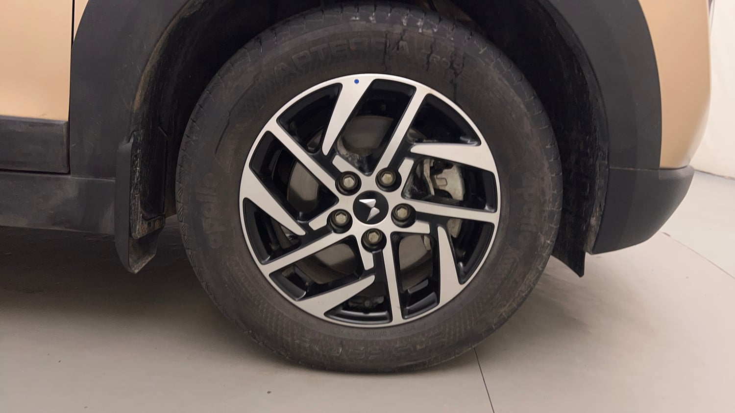 Used 2026 Mahindra XUV 3XO AX5 1.2 Petrol AT Petrol Automatic tyres RIGHT FRONT TYRE RIM VIEW