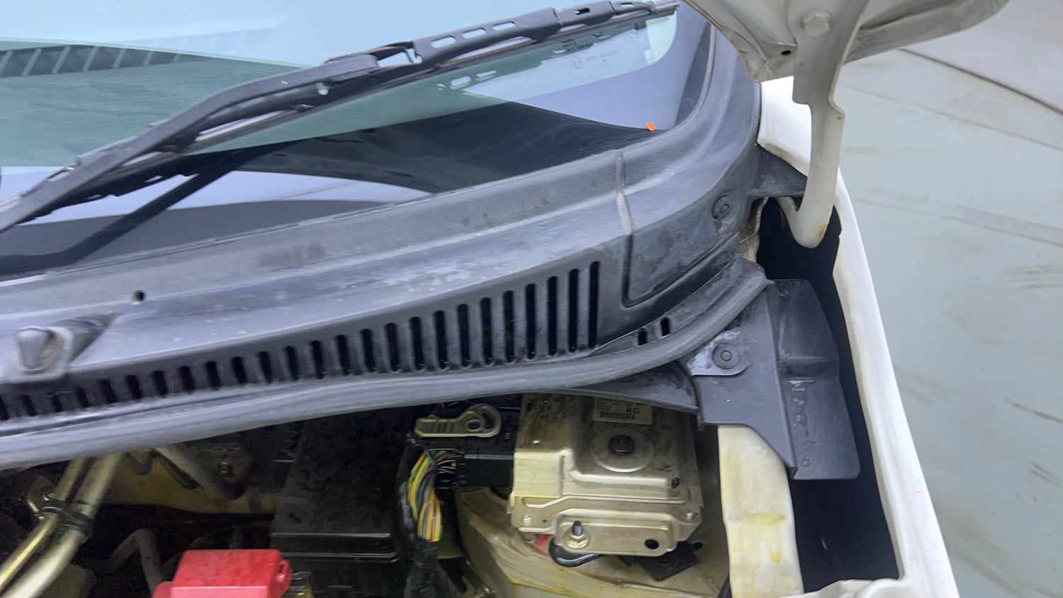Used 2018 Maruti Suzuki Wagon R VXI+ AMT Petrol Automatic engine ENGINE LEFT SIDE HINGE & APRON VIEW