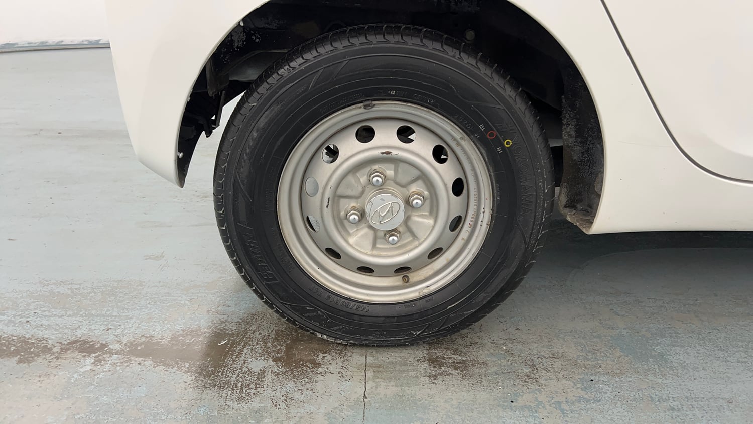Used 2018 Hyundai Eon Era + AirBag Petrol Manual tyres RIGHT REAR TYRE RIM VIEW