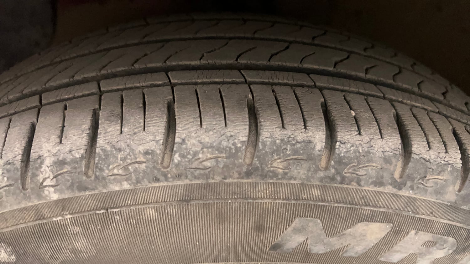 Used 2021 Hyundai Aura S 1.2 AMT Petrol Petrol Automatic tyres LEFT FRONT TYRE TREAD VIEW