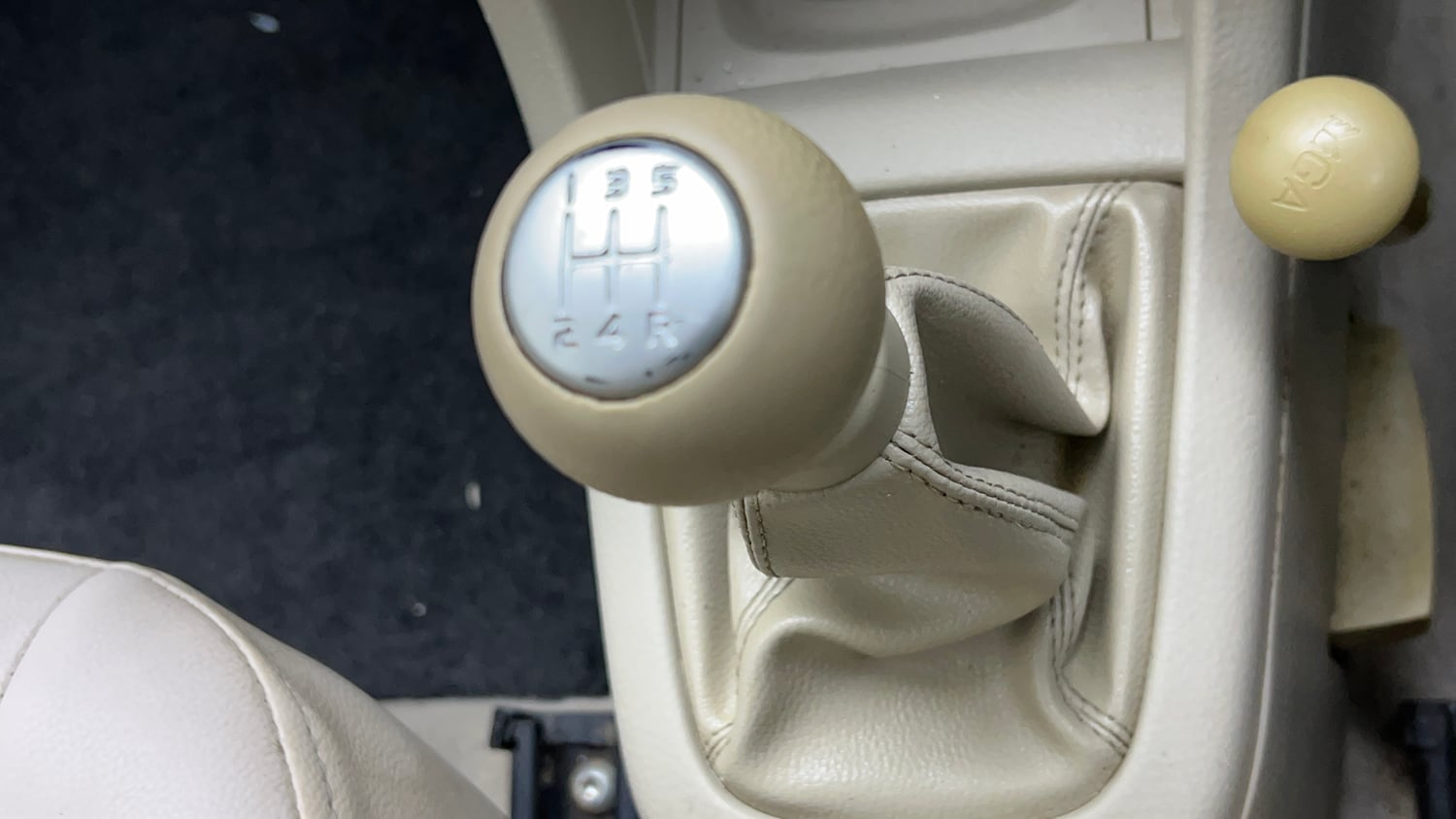 Used 2013 Maruti Suzuki Swift Dzire VXI Petrol Manual interior GEAR  KNOB VIEW