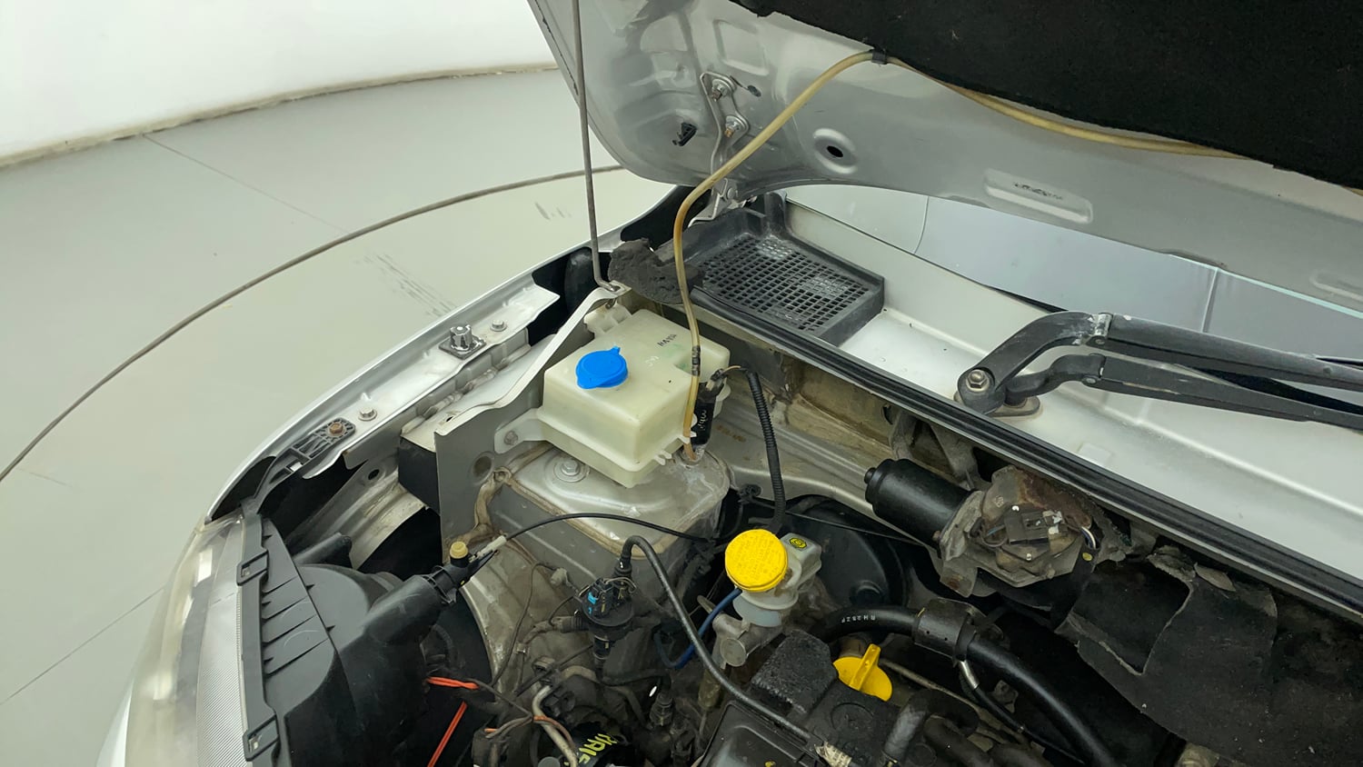 Used 2018 Renault Kwid 1.0 RXL Petrol Manual engine ENGINE RIGHT SIDE HINGE & APRON VIEW
