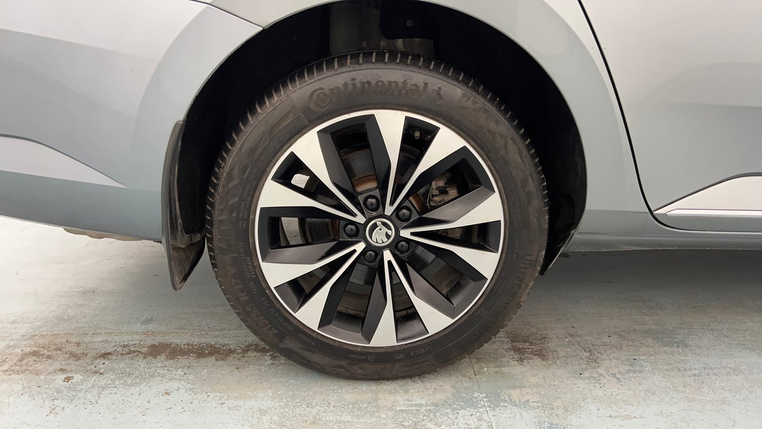 Used 2021 Skoda Superb L&K AT Petrol Automatic tyres RIGHT REAR TYRE RIM VIEW