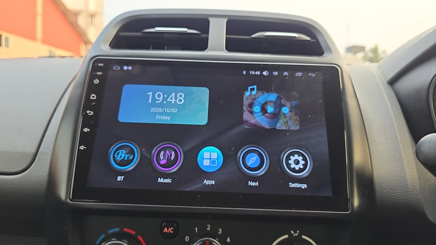Used 2017 Renault Kwid 1.0 RXT Opt Petrol Manual top_features Integrated (in-dash) music system