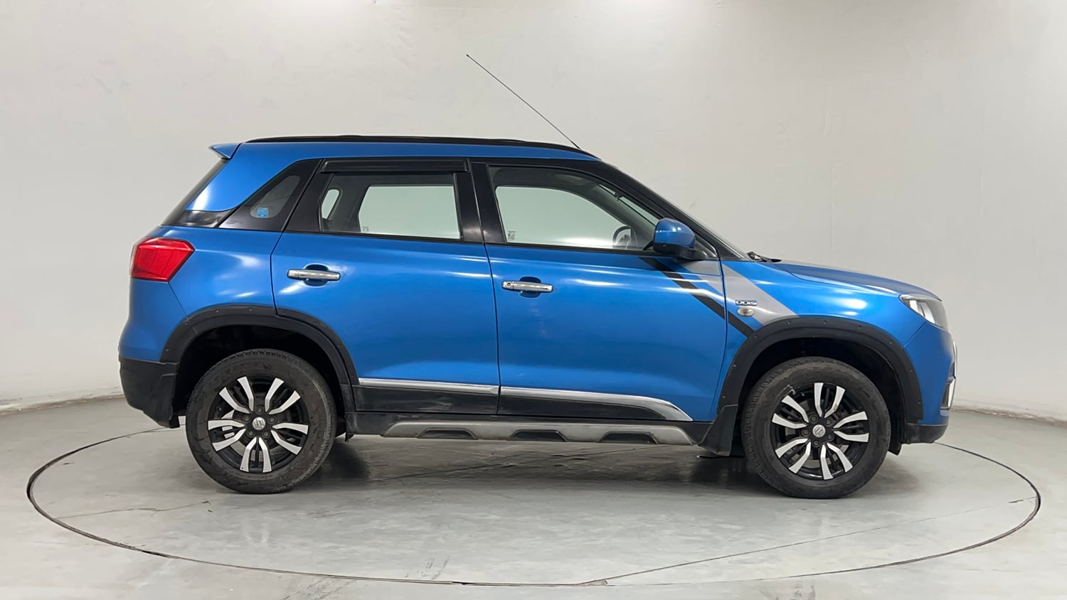 Used 2017 Maruti Suzuki Vitara Brezza VDi (O) Diesel Manual exterior RIGHT SIDE VIEW
