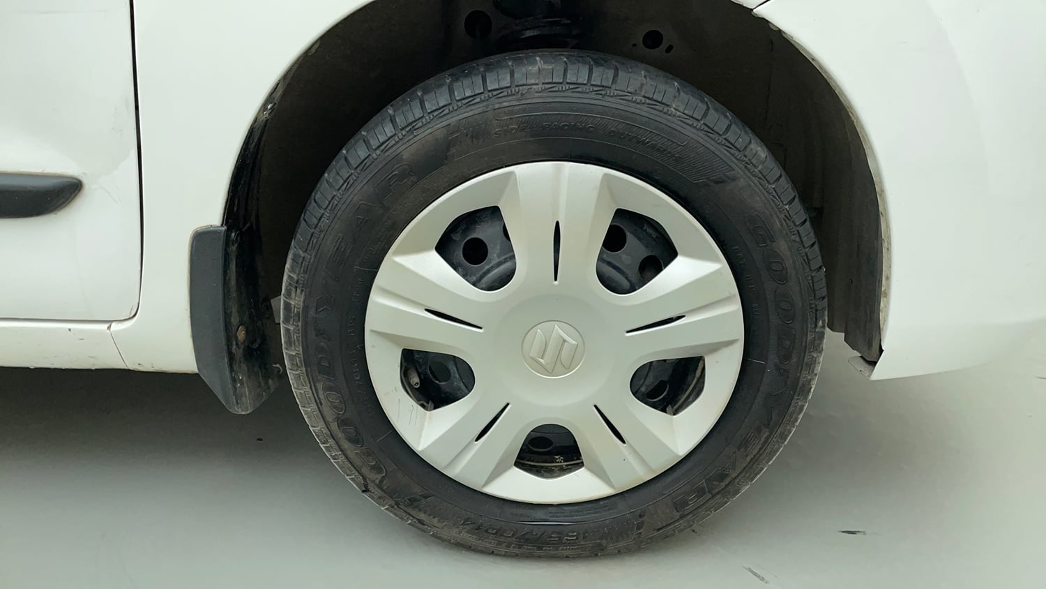 Used 2016 Maruti Suzuki Wagon R VXI Petrol Manual tyres RIGHT FRONT TYRE RIM VIEW