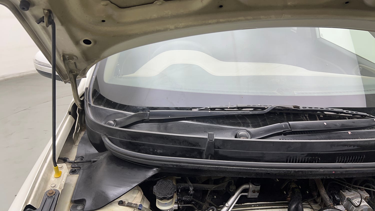 Used 2016 Hyundai Elite i20 Sportz 1.2 Petrol Manual engine ENGINE RIGHT SIDE HINGE & APRON VIEW