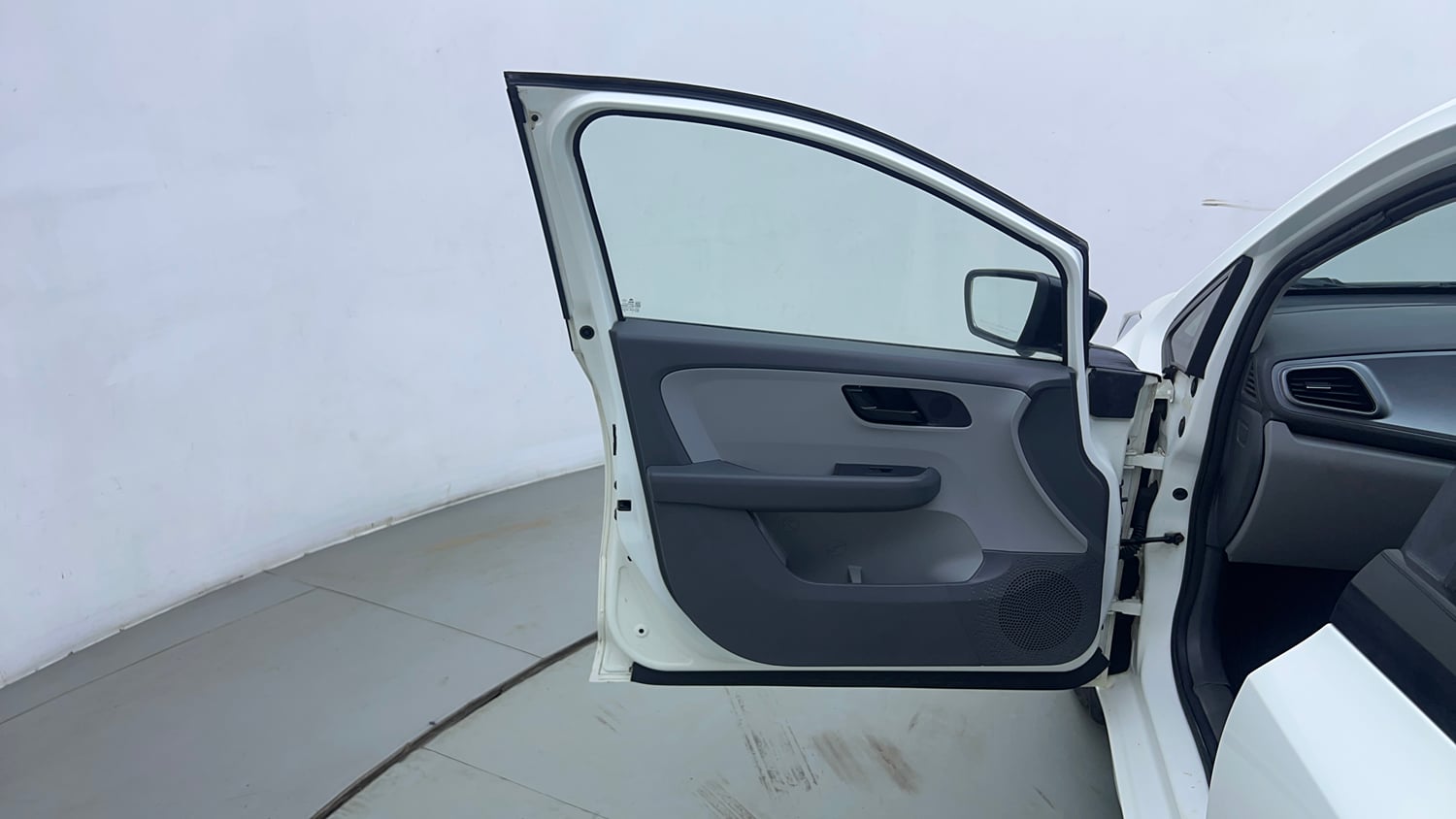 Used 2021 Tata Altroz XM Petrol Petrol Manual interior LEFT FRONT DOOR OPEN VIEW
