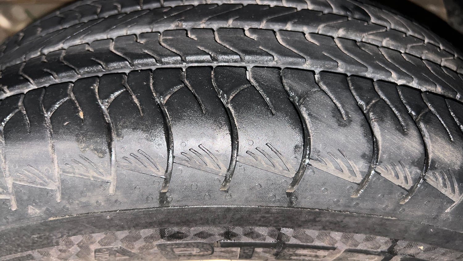 Used 2026 Mahindra XUV 3XO AX5 1.2 Petrol AT Petrol Automatic tyres LEFT FRONT TYRE TREAD VIEW